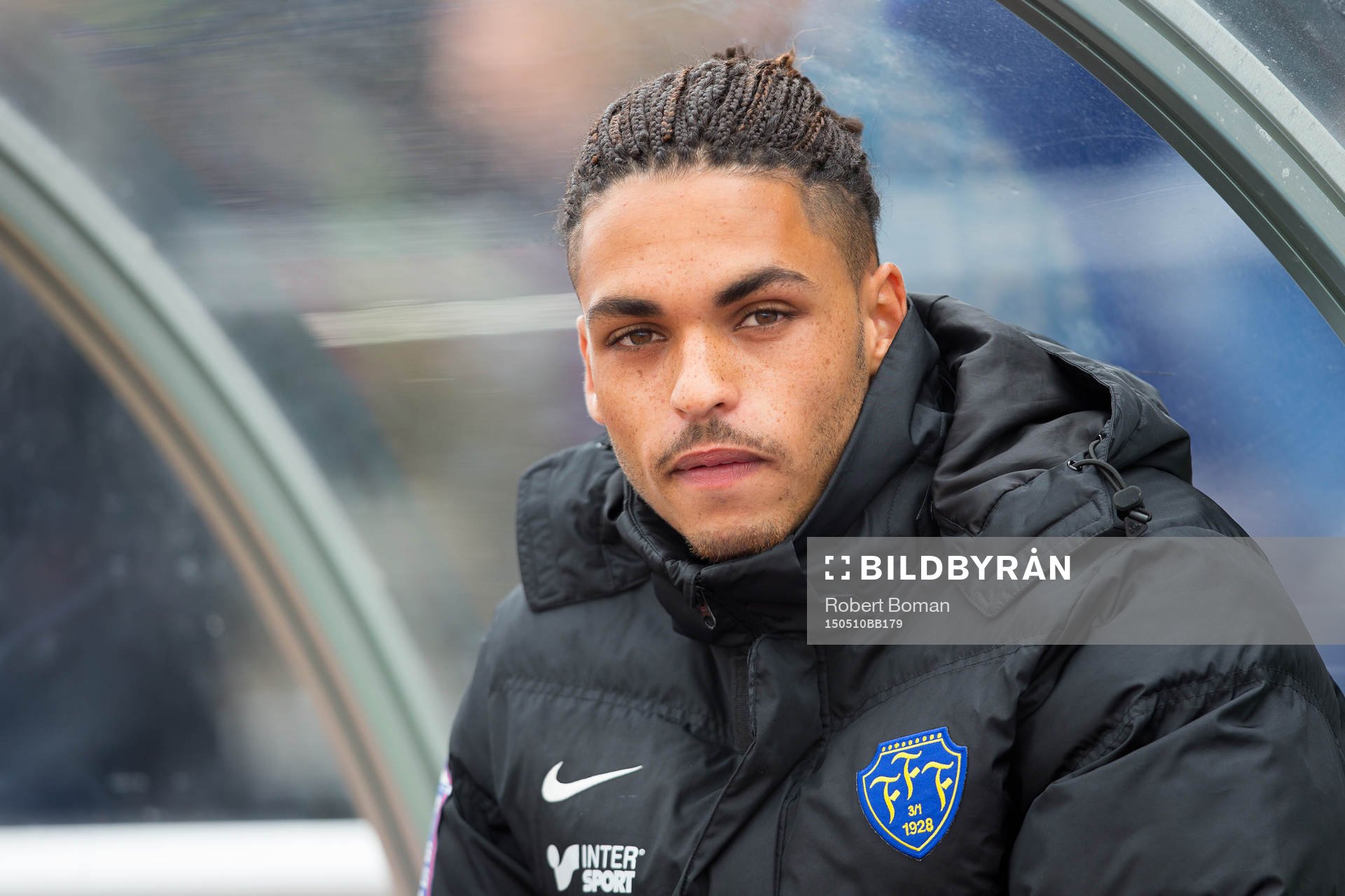 Falkenbergs Alexander Jakobsen sitter i avbytarbåset före