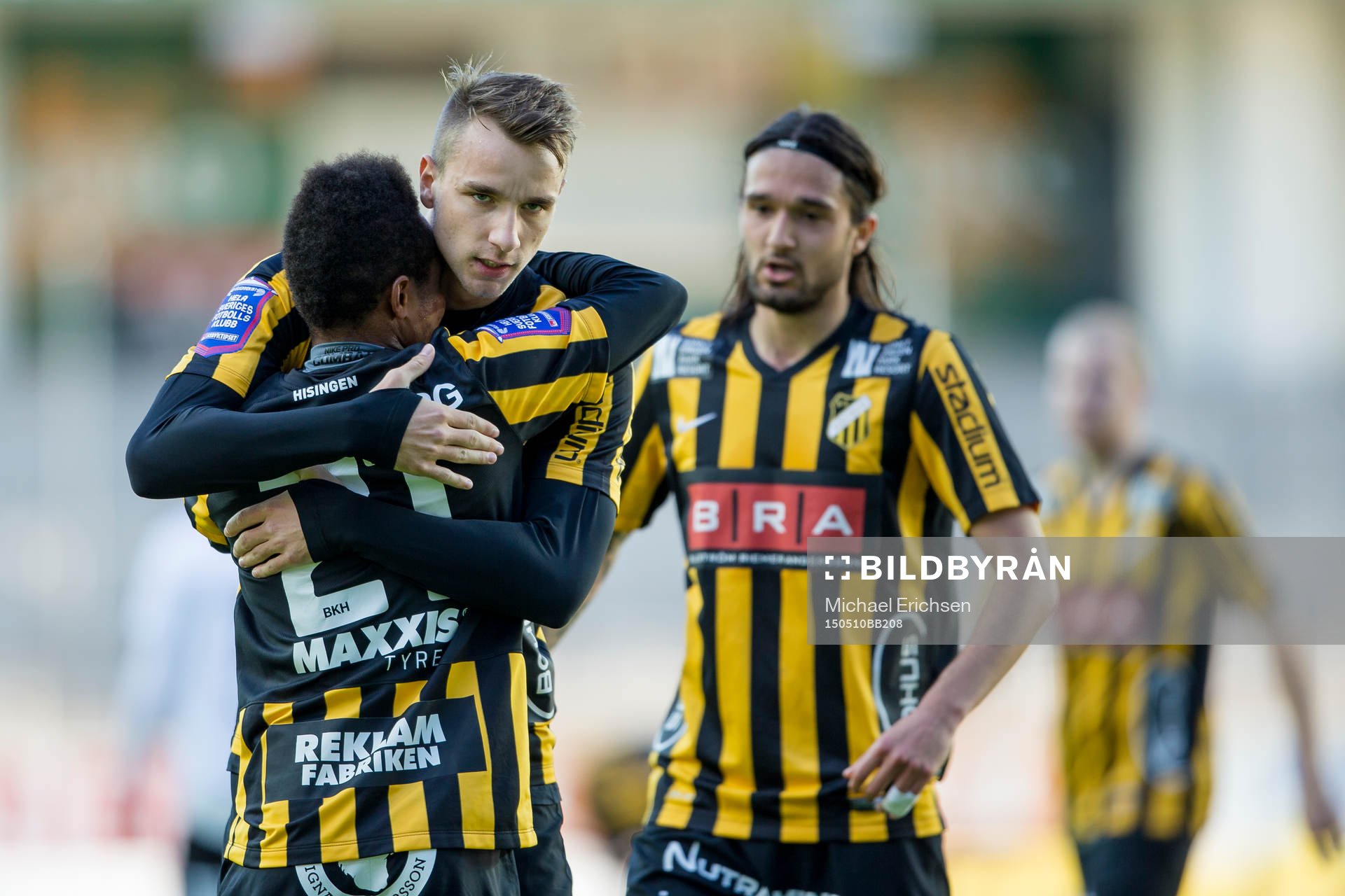 Häckens Nasiru Mohammed kramas om av Jasmin Sudic