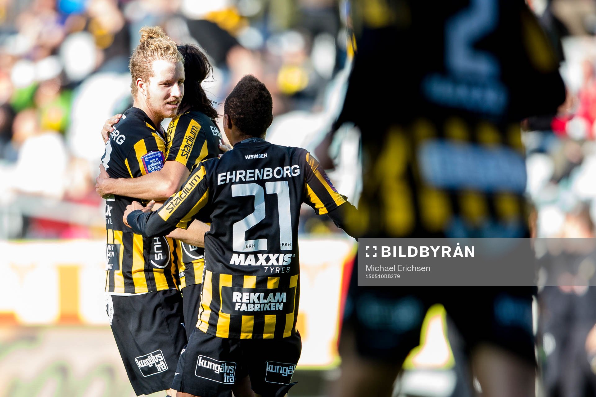 Häckens Samuel Gustafson kramas om