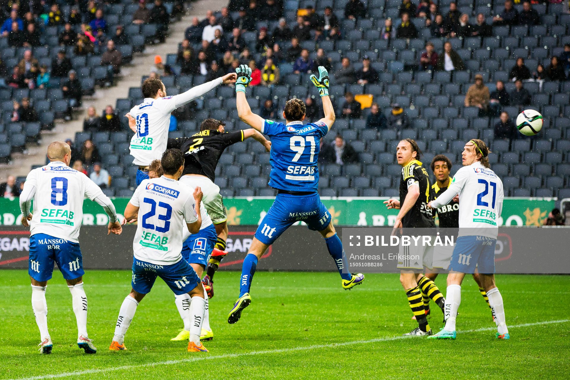 AIK:s Sauli Väisänen nickar in 2-1 för AIK efter en nickduell med Norrköpings Emir Kujovic och målvakt David Mitov Nilsson under fotbollsmatchen i Allsvenskan mellan AIK och Norrköping den 10 maj 2015 i Stockholm.