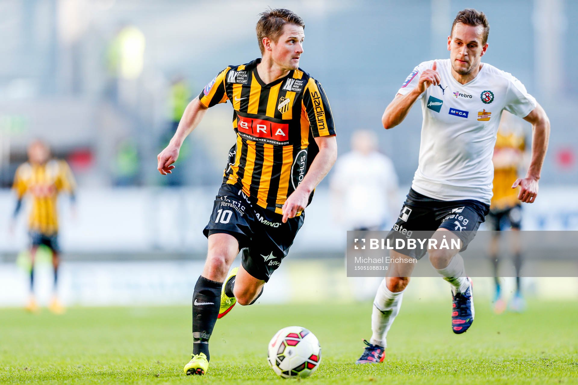Häckens Gunnar Heidar Thorvaldsson och Örebros Hjörtur Logi Valgardsson under fotbollsmatchen i Allsvenskan mellan Häcken och Örebro den 10 maj 2015 i Göteborg.