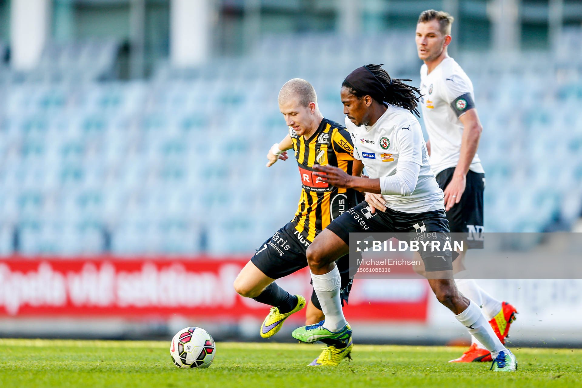 Häckens Simon Gustafson och Örebros Ayanda Nkili