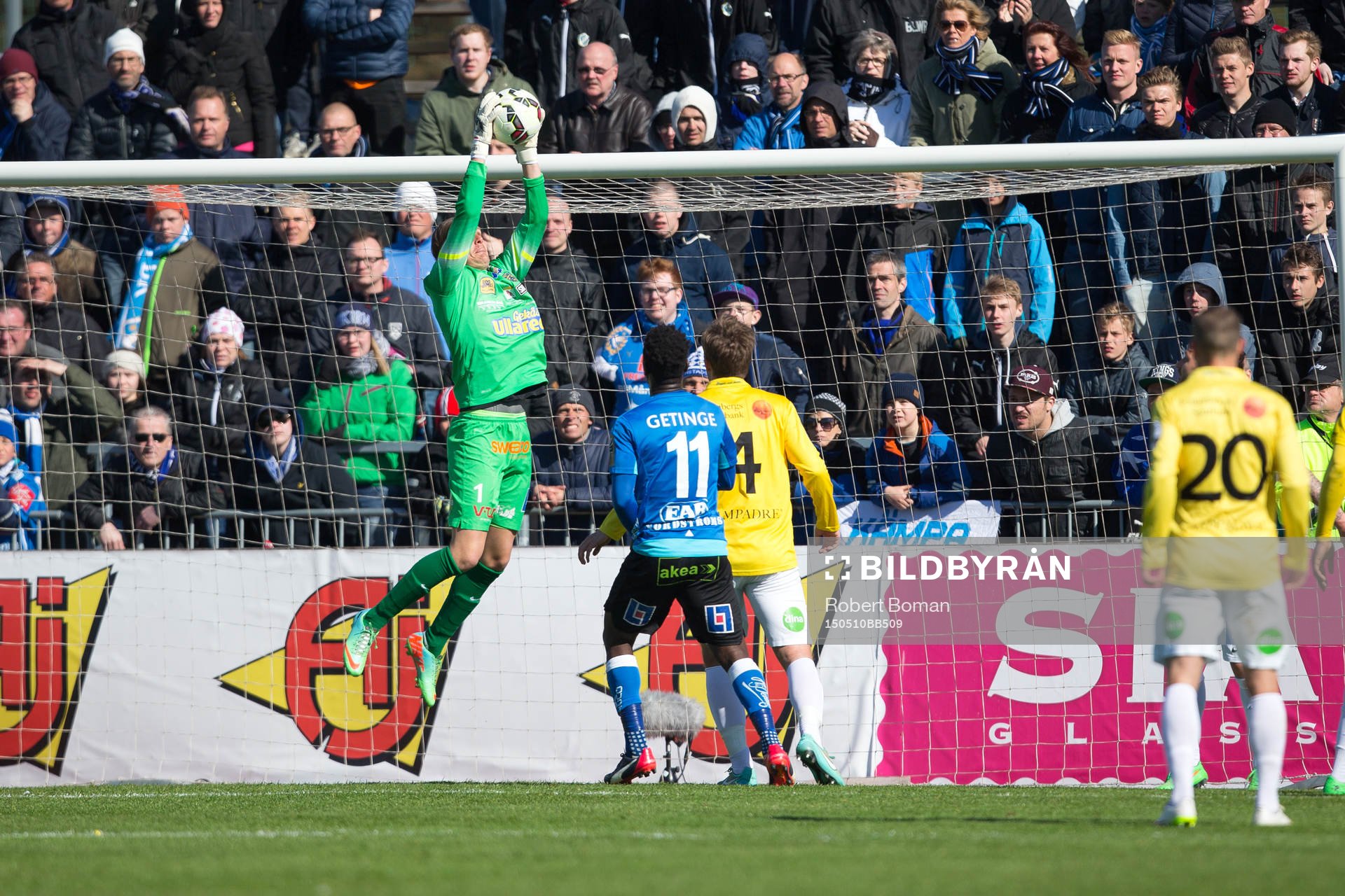 Falkenbergs Målvakt Otto Martler under fotbollsmatchen i Allsvenskan mellan Falkenbergs FF och Halmstads BK den 10 maj 2015 i Falkenberg.