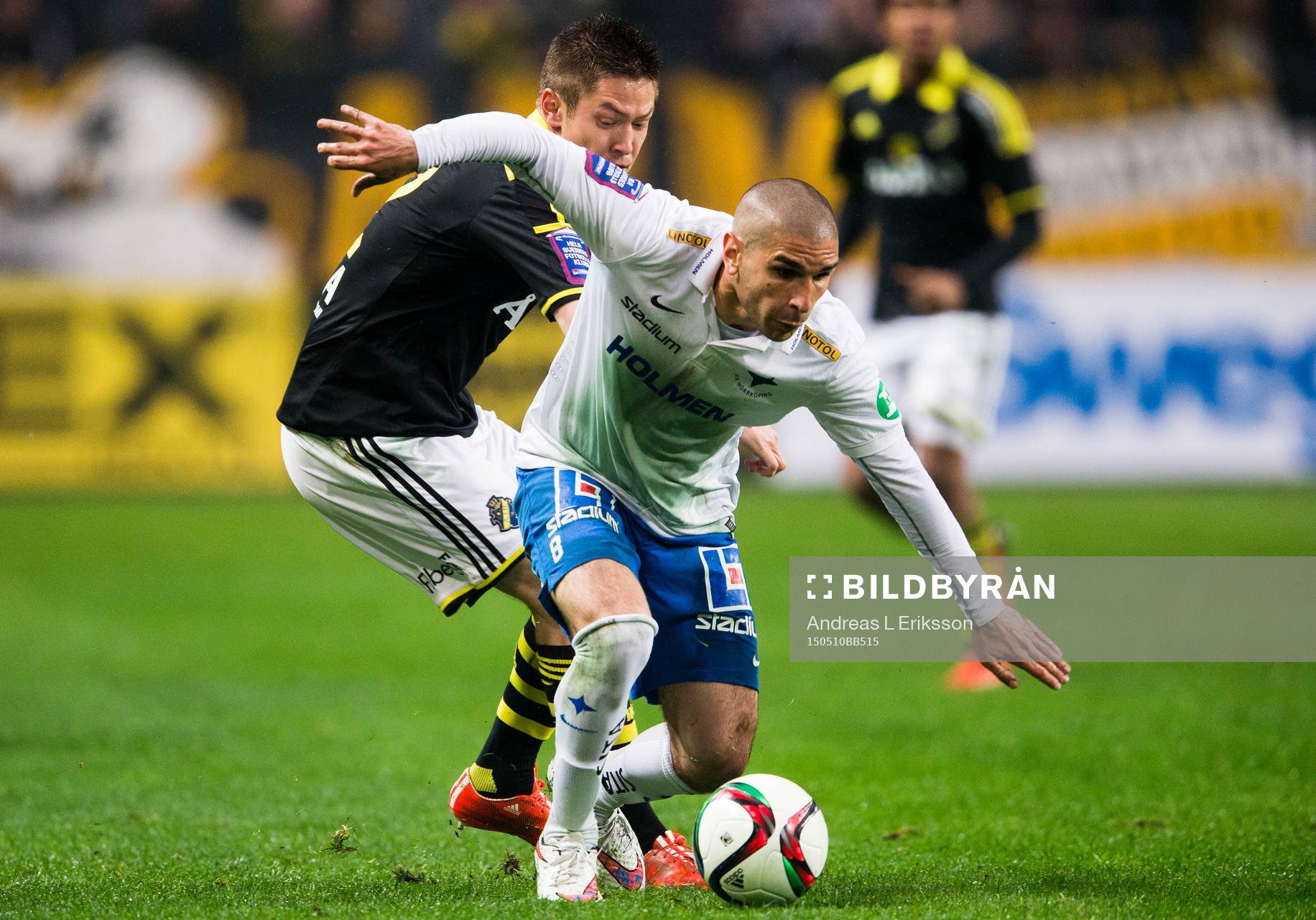 AIK:s Haukur Hauksson i kamp om bollen med Norrköpings Rawez Lawan under fotbollsmatchen i Allsvenskan mellan AIK och Norrköping den 10 maj 2015 i Stockholm.
