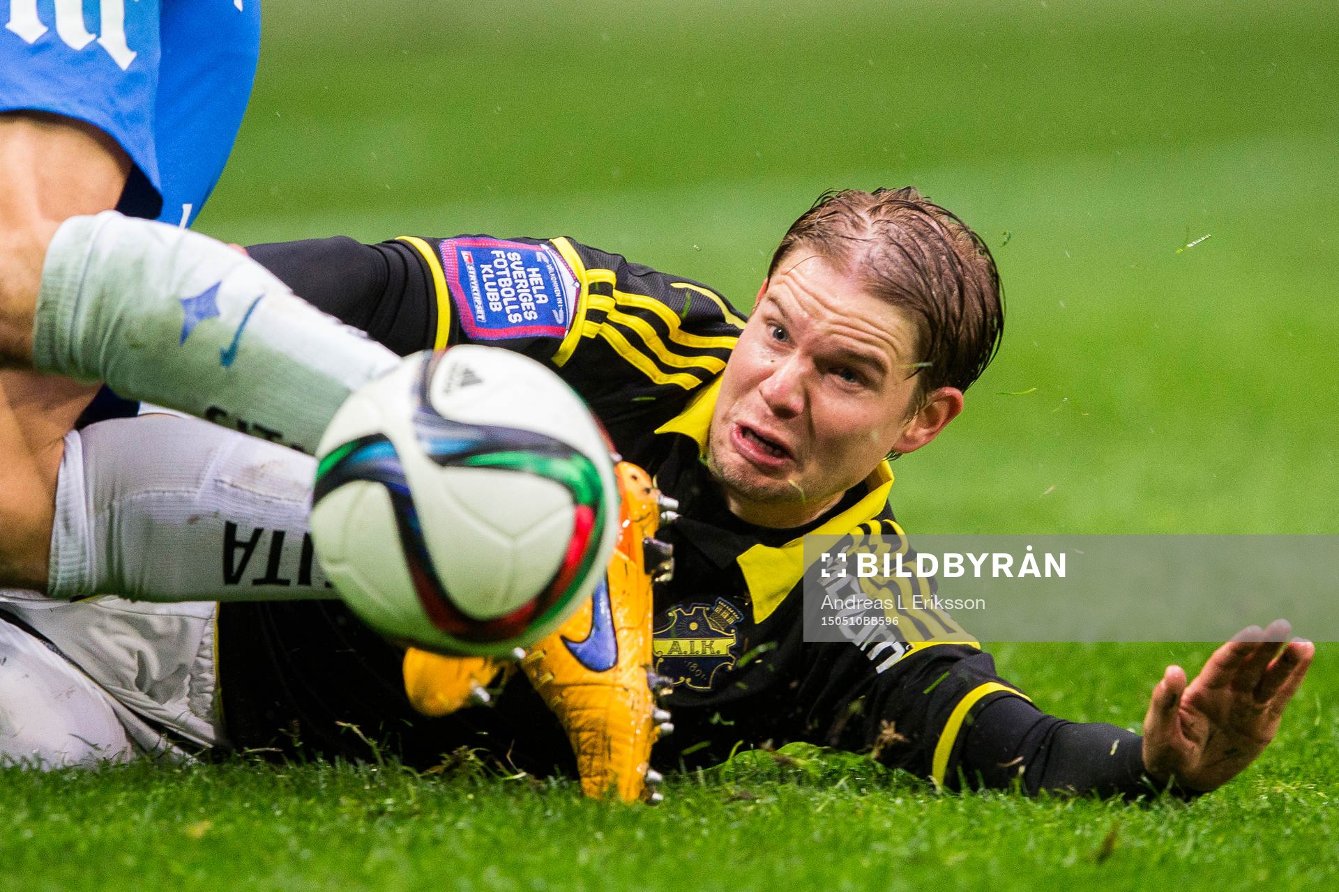 s Johan Blomberg med en glidtackling