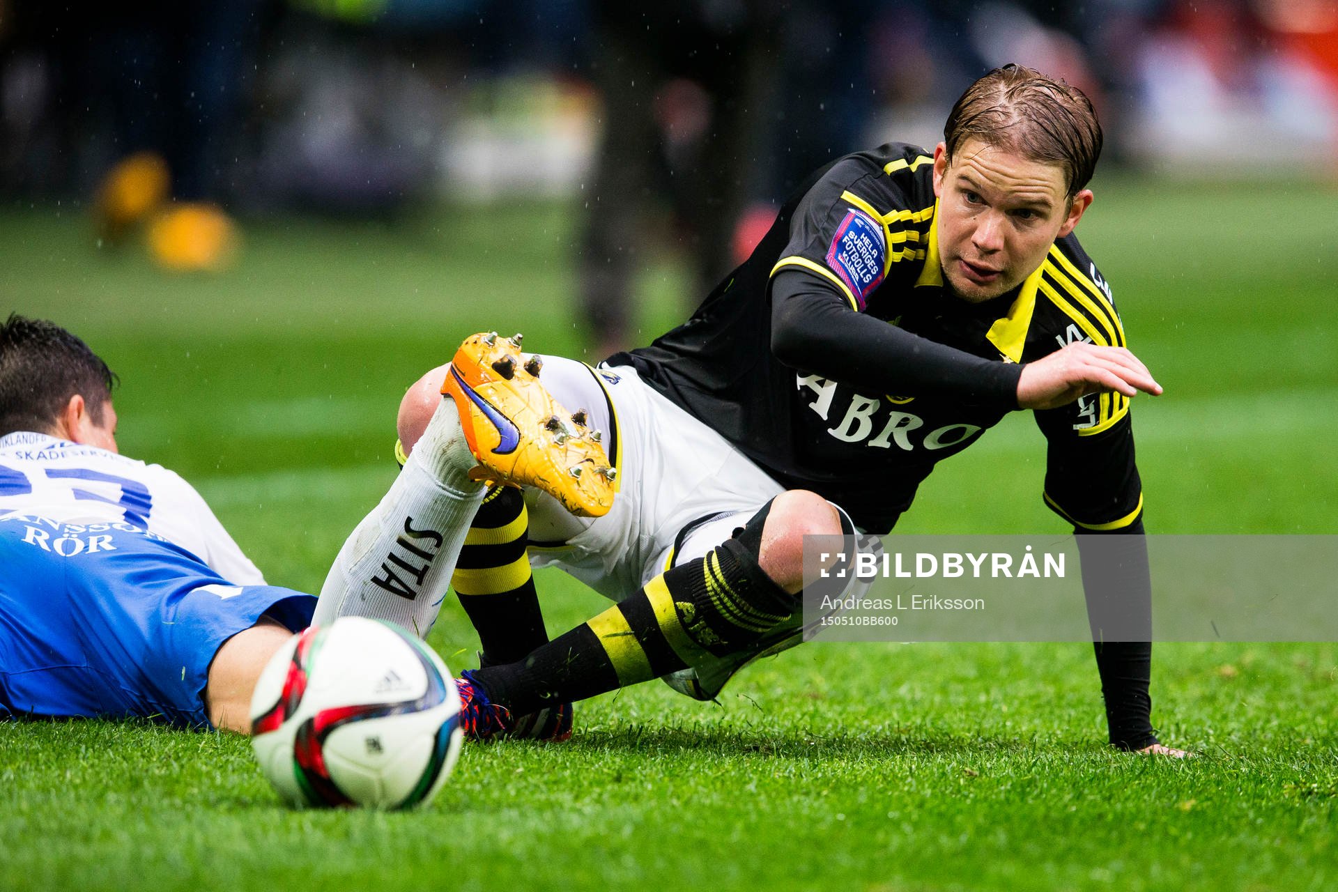 s Johan Blomberg med en glidtackling
