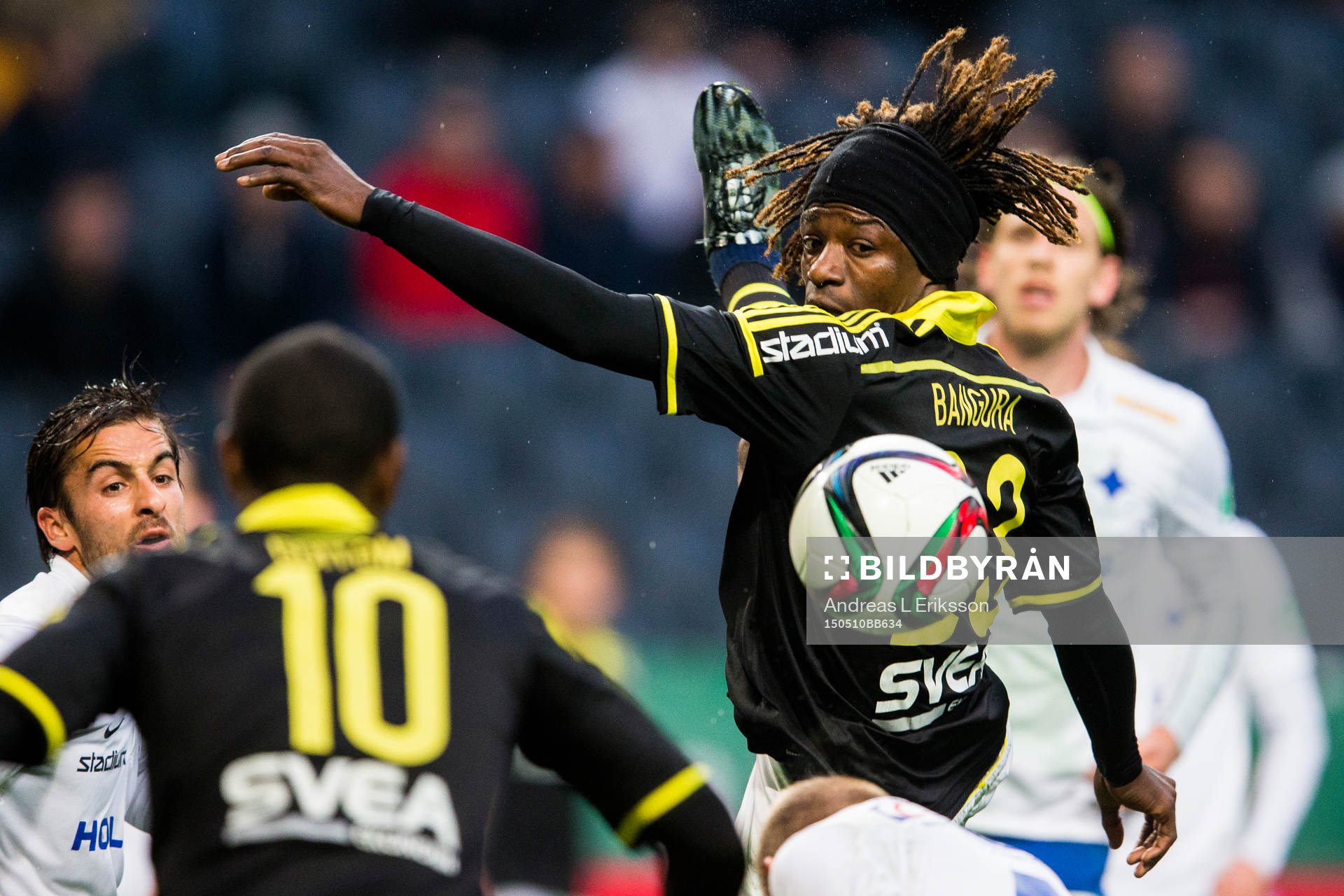 s Mohamed Bangura med bilcken på bollen