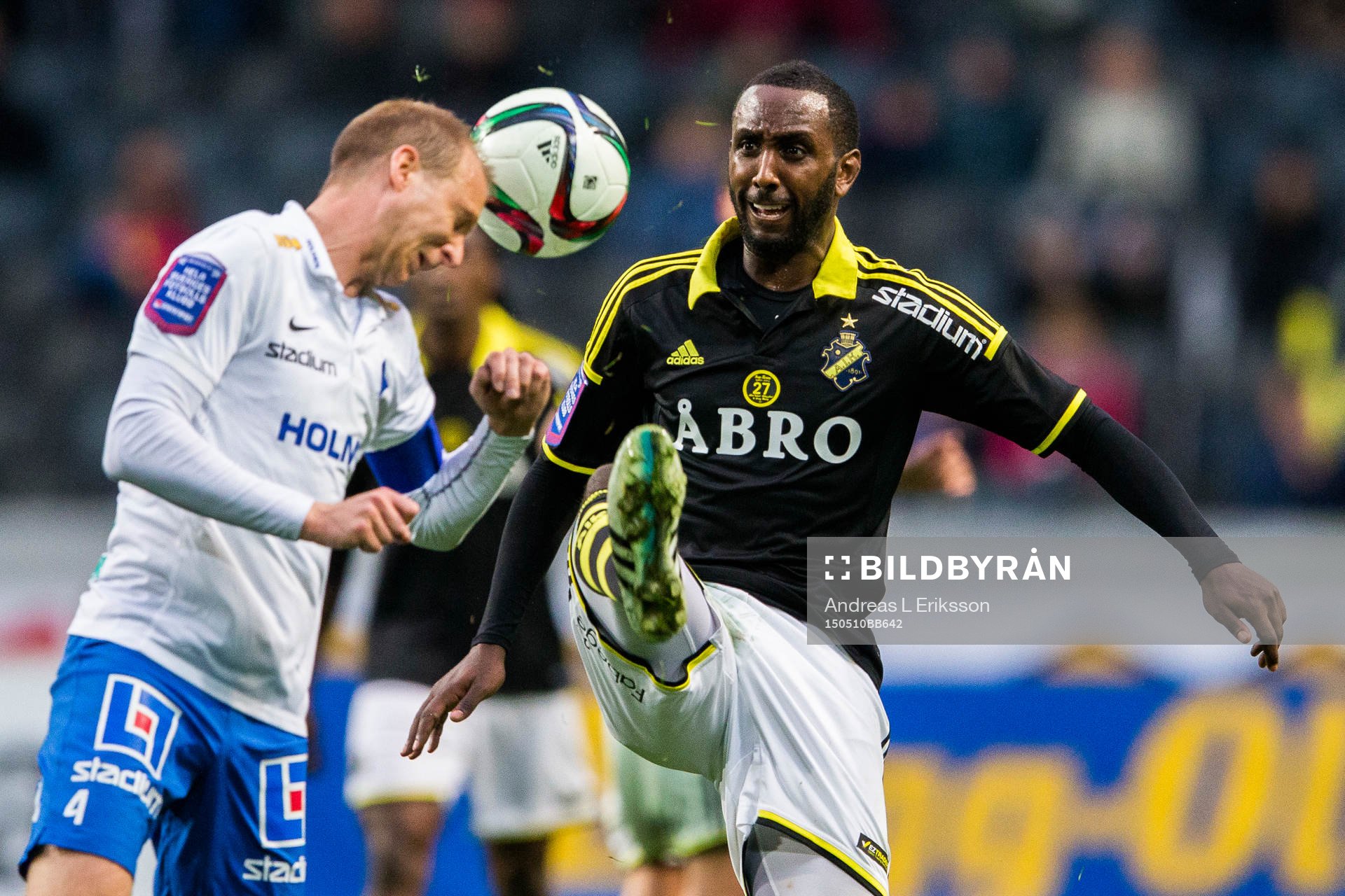 Norrköpings Andreas Johansson nickar bort bollen framför foten på AIK:s Henok Goitom under fotbollsmatchen i Allsvenskan mellan AIK och Norrköping den 10 maj 2015 i Stockholm.