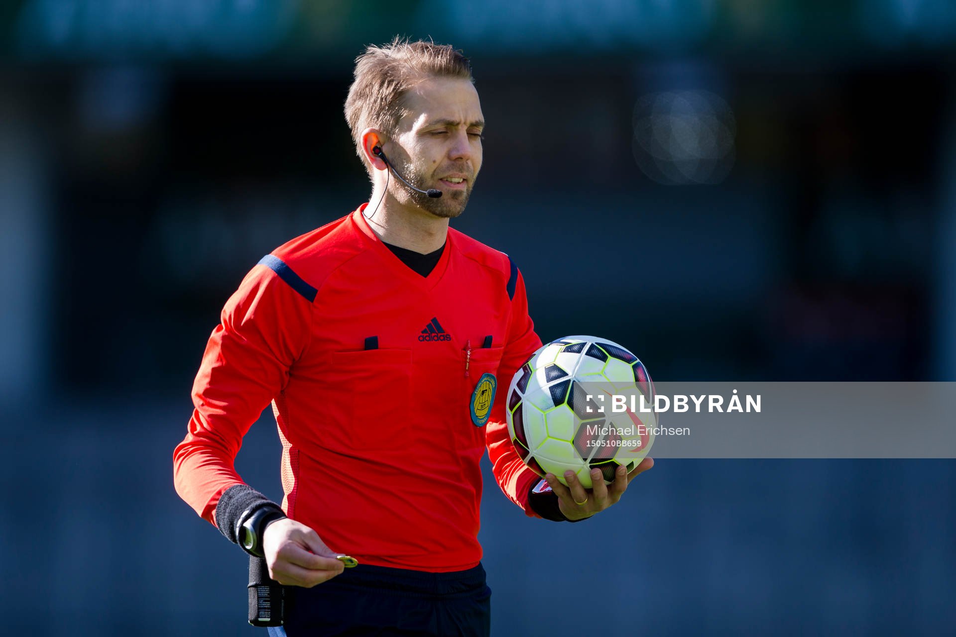Domare Johan Hamlin med mynt och boll efter slantsinglingen innan fotbollsmatchen i Allsvenskan mellan Häcken och Örebro den 10 maj 2015 i Göteborg.