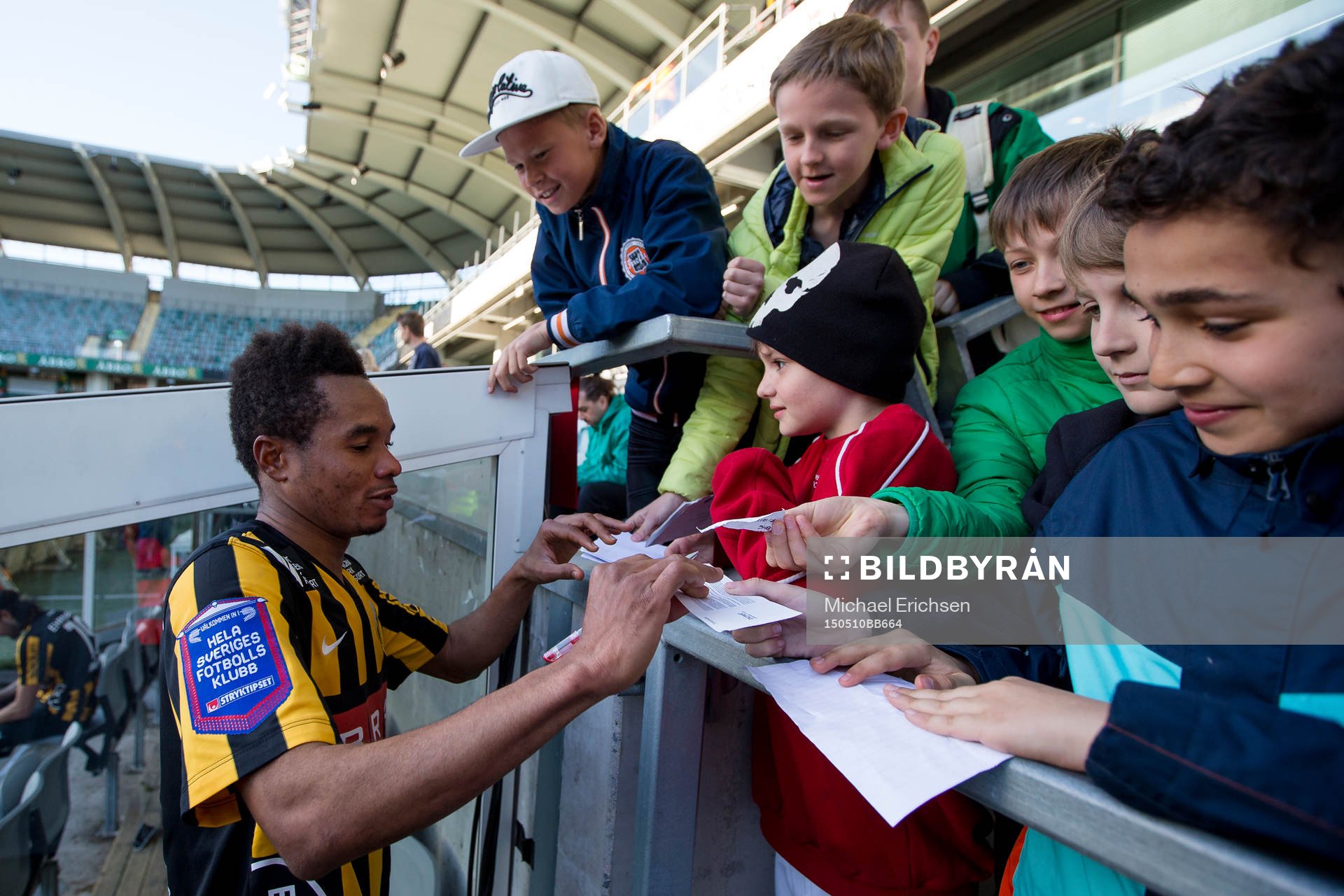 Häckens Nasiru Mohammed skriver autografer