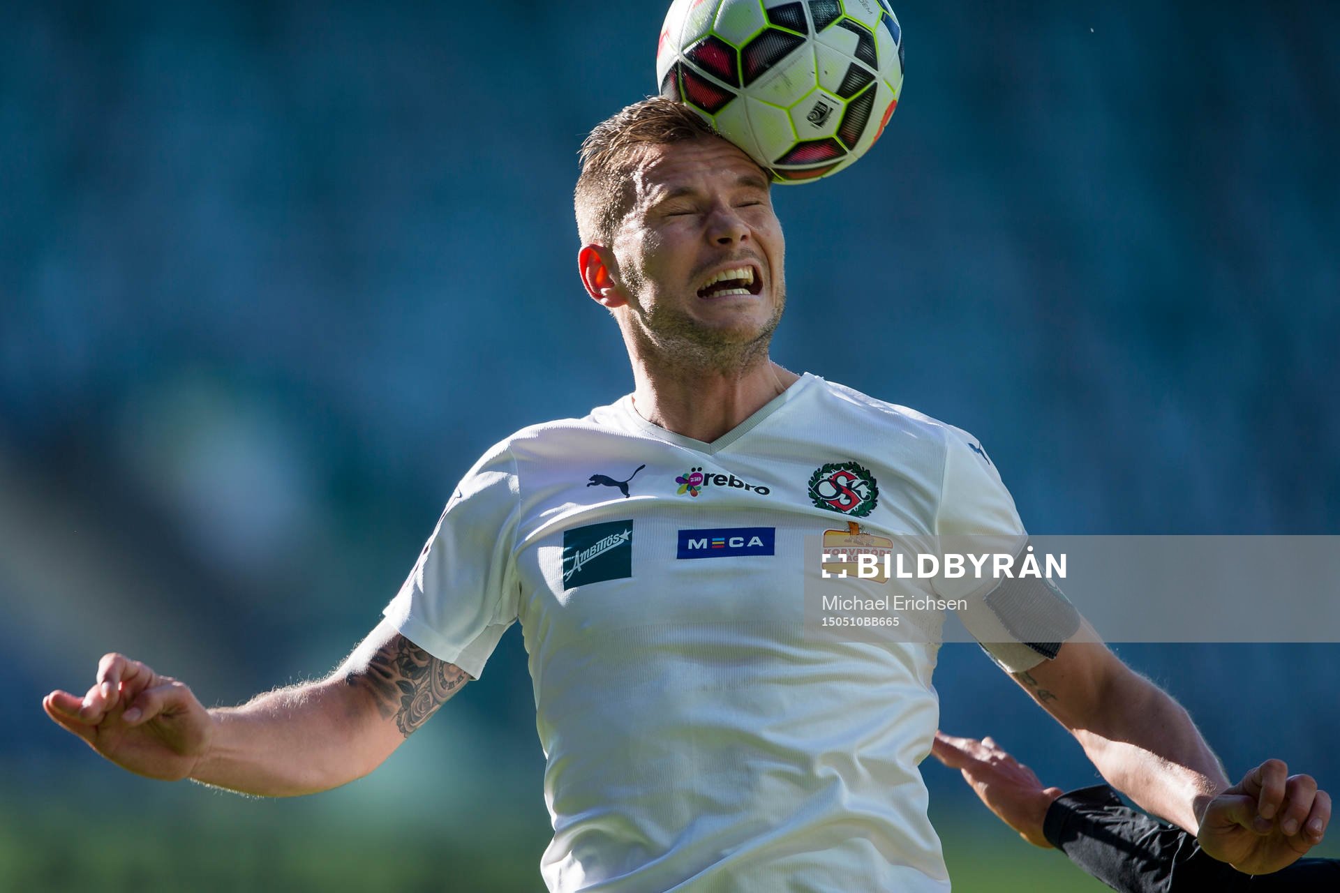 Örebros Robert Åhman Persson nickar undan bollen