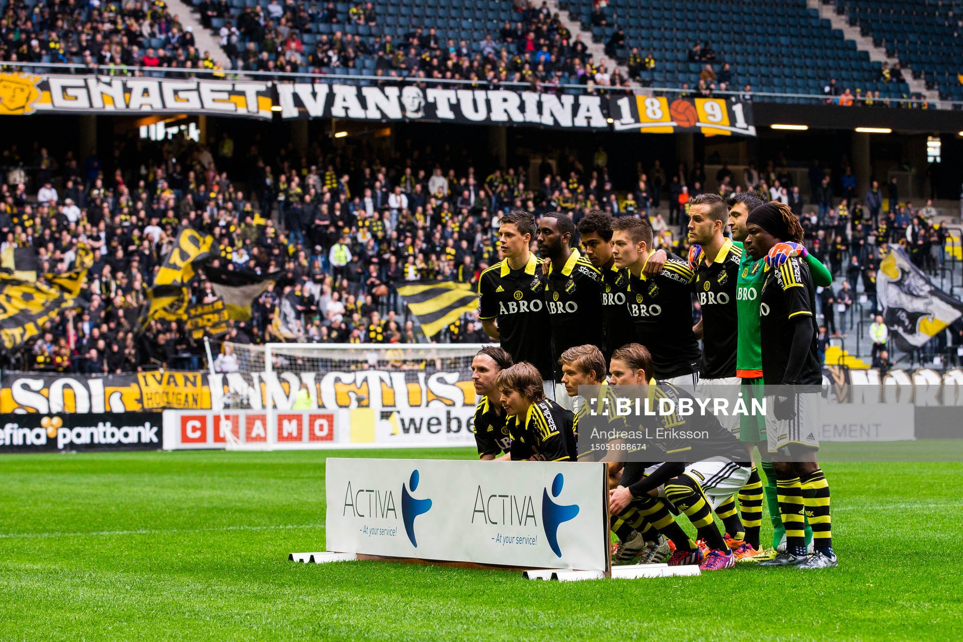 AIK:s spelare ställer upp sig för en gruppbild innan fotbollsmatchen i Allsvenskan mellan AIK och Norrköping den 10 maj 2015 i Stockholm. 