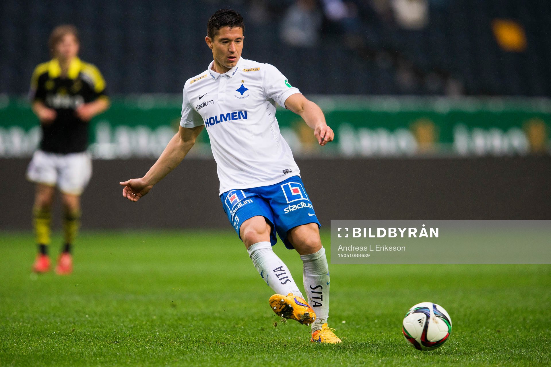 Norrköpings David Boo Wiklander med en passning under fotbollsmatchen i Allsvenskan mellan AIK och Norrköping den 10 maj 2015 i Stockholm.