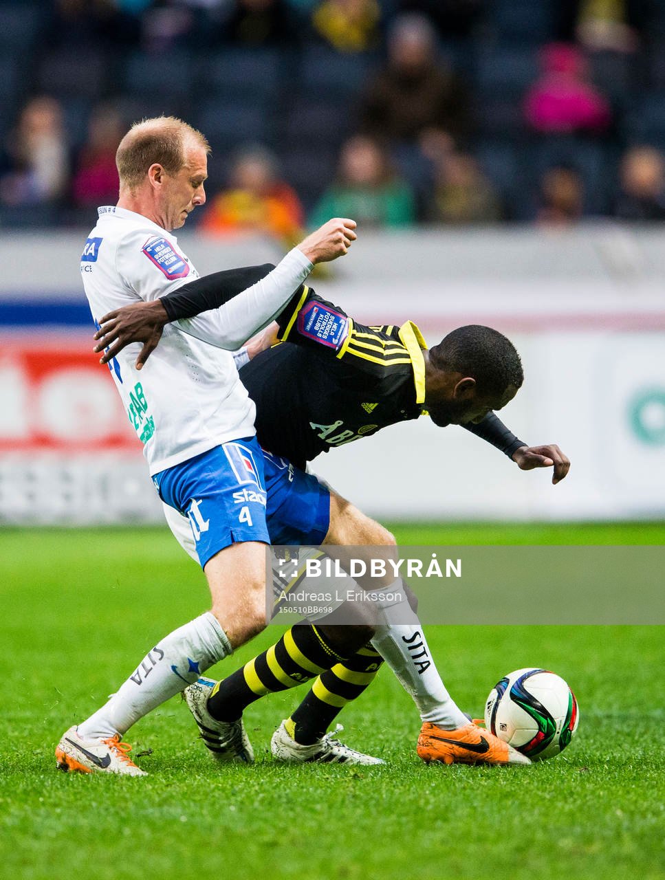 Norrköpings Andreas Johansson i kamp om bollen med AIK:s Henok Goitom under fotbollsmatchen i Allsvenskan mellan AIK och Norrköping den 10 maj 2015 i Stockholm.