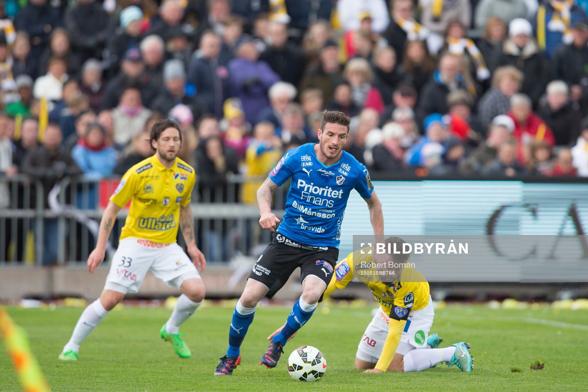 Halmstads James Keene (med bollen)