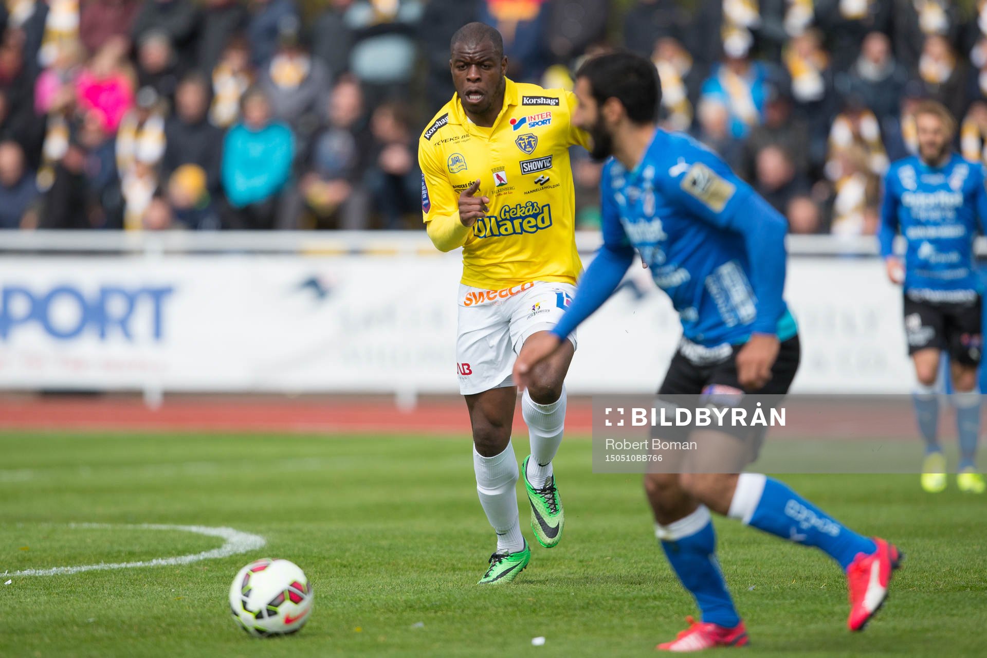 Falkenbergs Hakeem Araba (i bakgrunden)