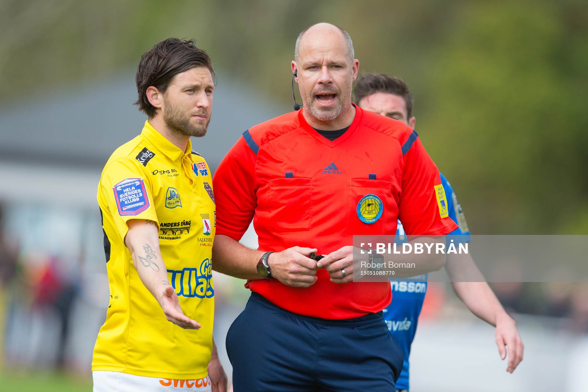 Falkenbergs Tibor Joza i diskussion med Domaren Martin