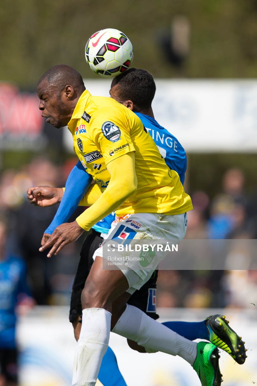 Falkenbergs Hakeem Araba i luftduell med en Halmstads