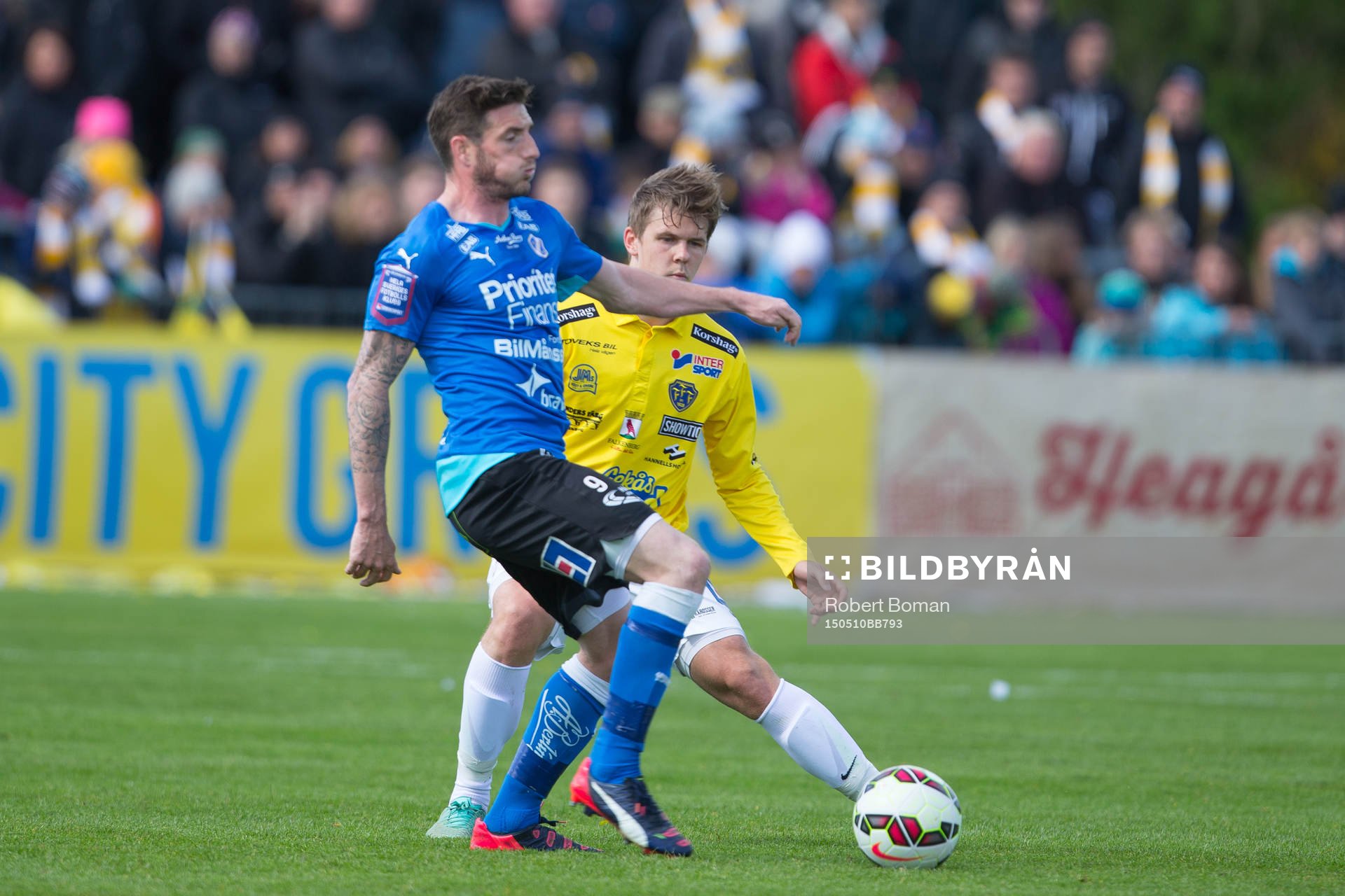 Halmstads James Keene och Falkenbergs Daniel Johansson under fotbollsmatchen i Allsvenskan mellan Falkenbergs FF och Halmstads BK den 10 maj 2015 i Falkenberg.