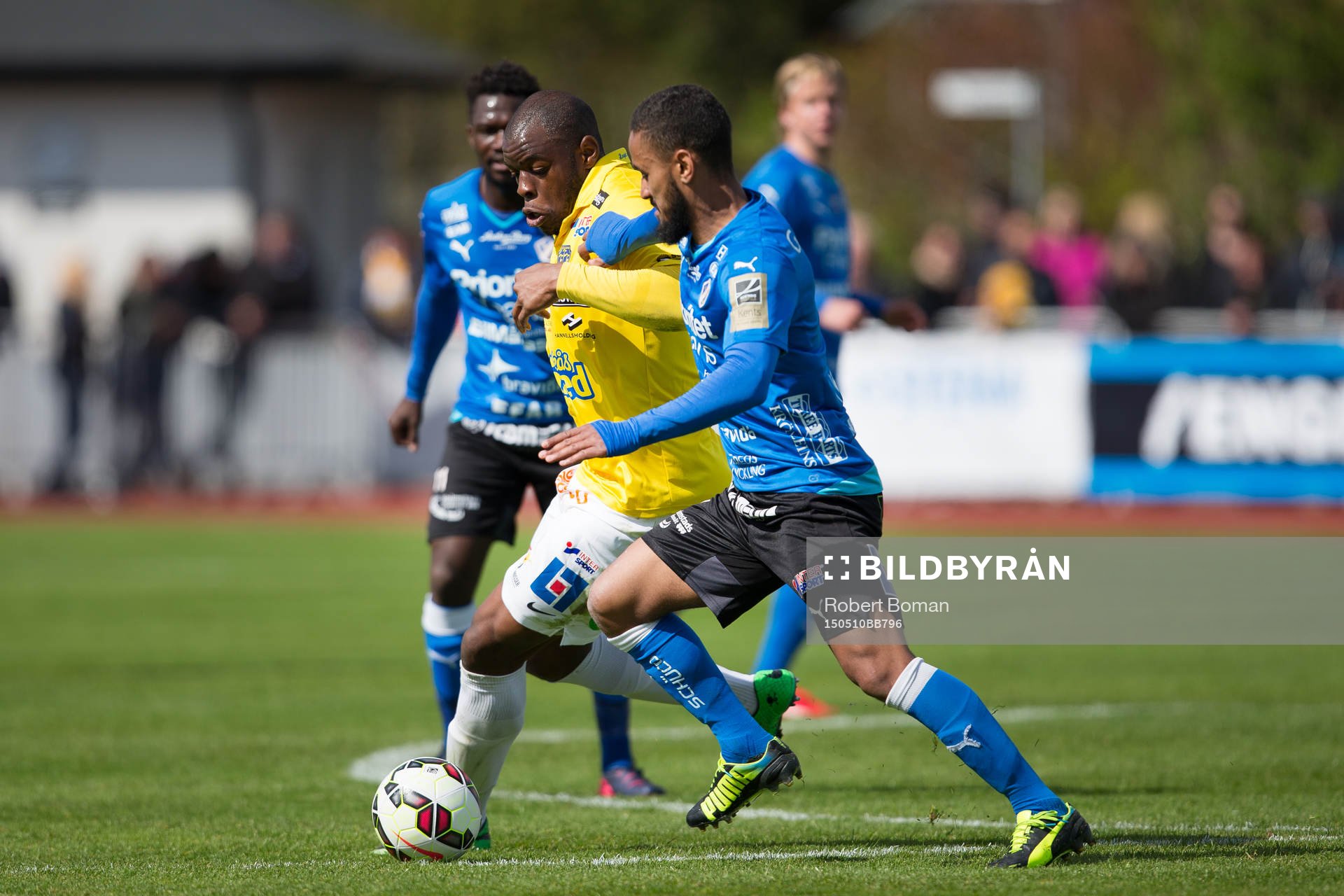 Falkenbergs Hakeem Araba (i gult)