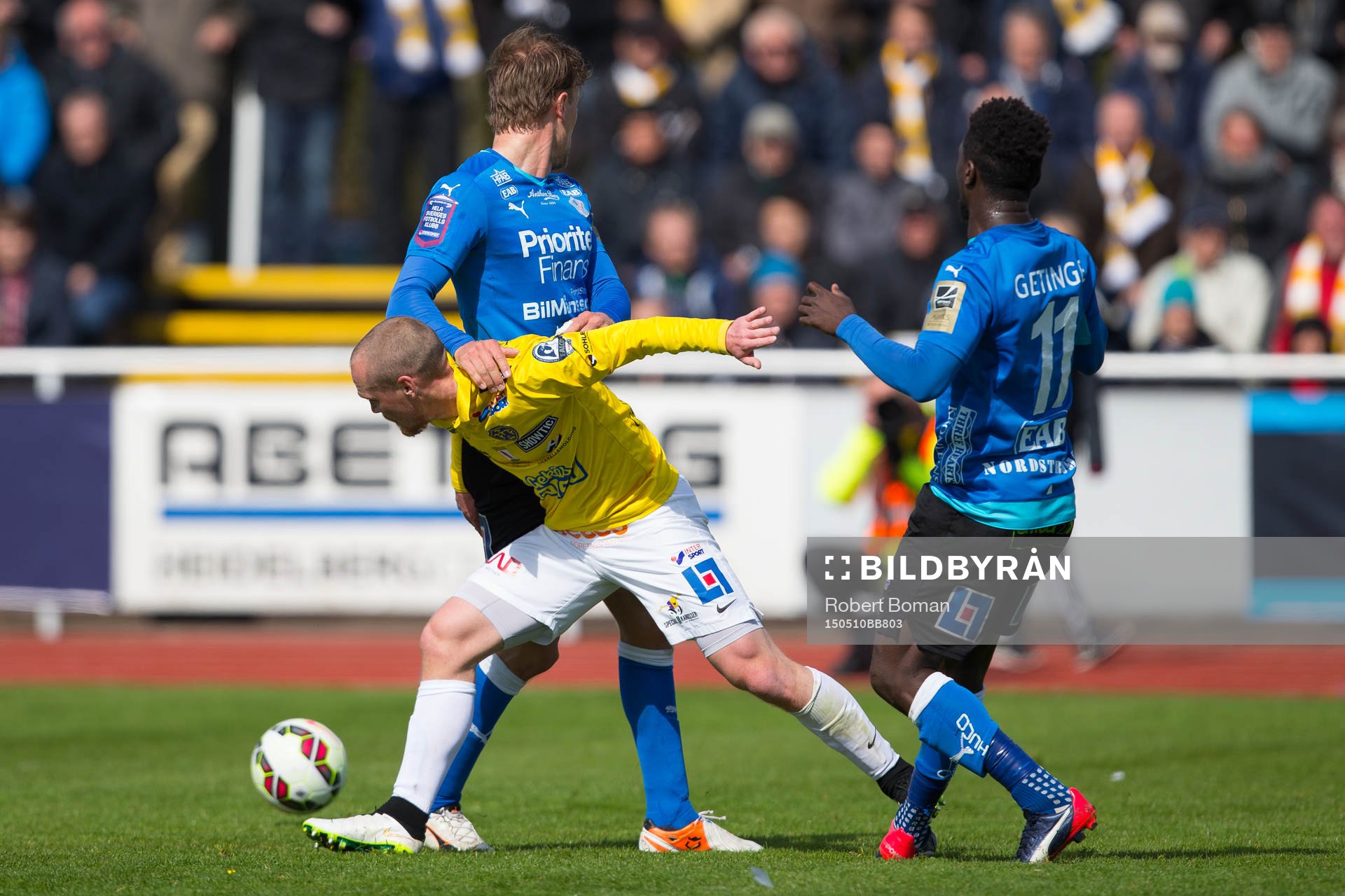 Falkenbergs Christoffer Carlsson (i gult)