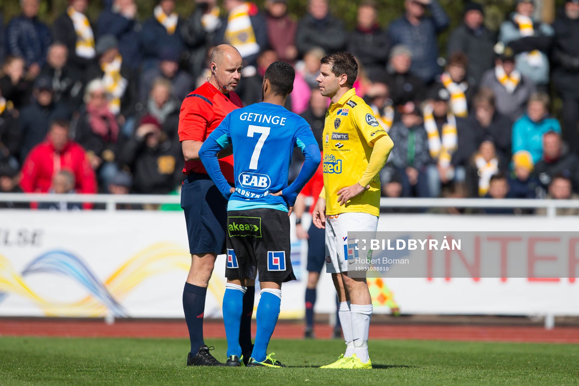 Domaren Martin Hansson pratar med Halmstads Junes Barny
