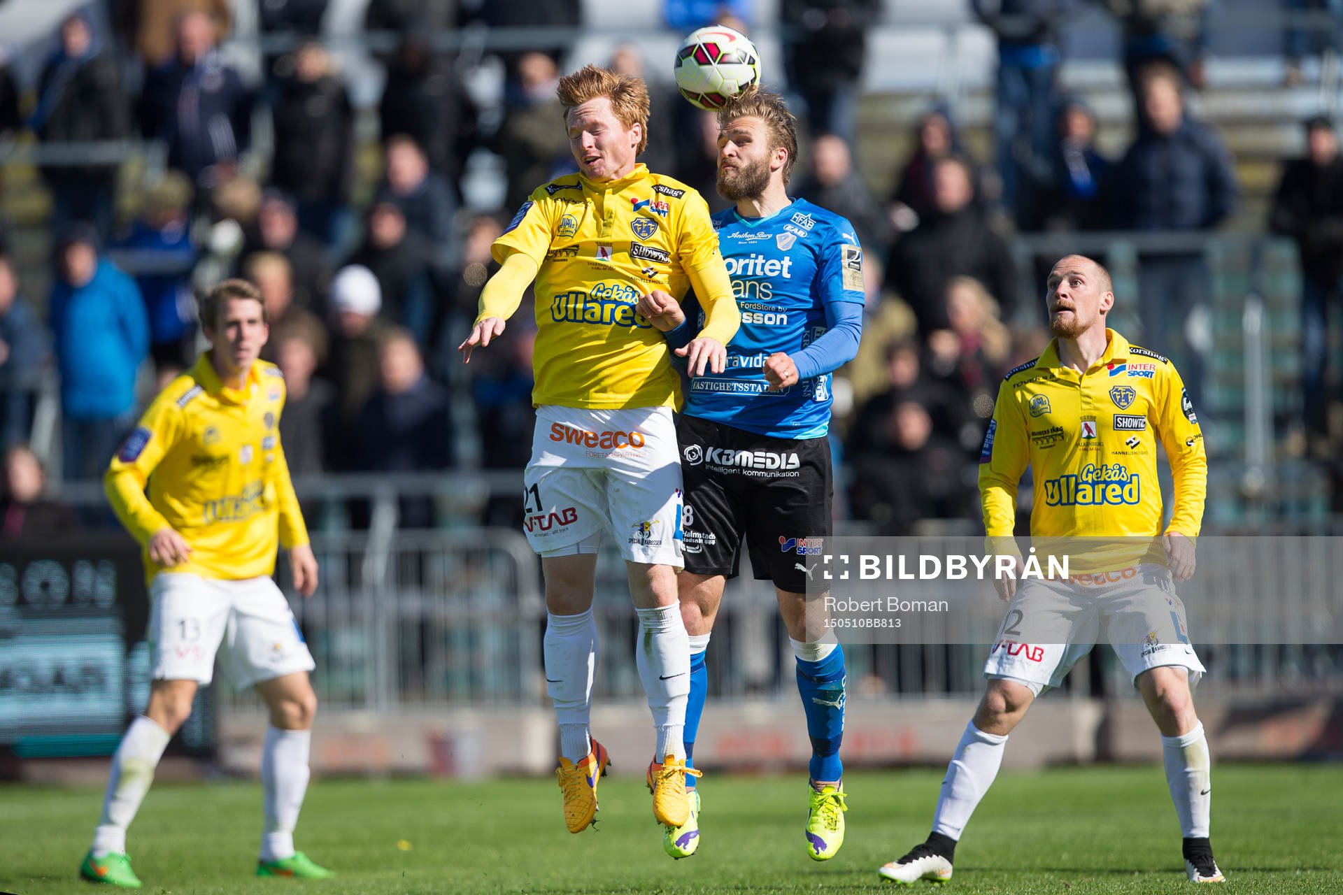 Falkenbergs Dan Keat i luftduell med en Halmstads spelare