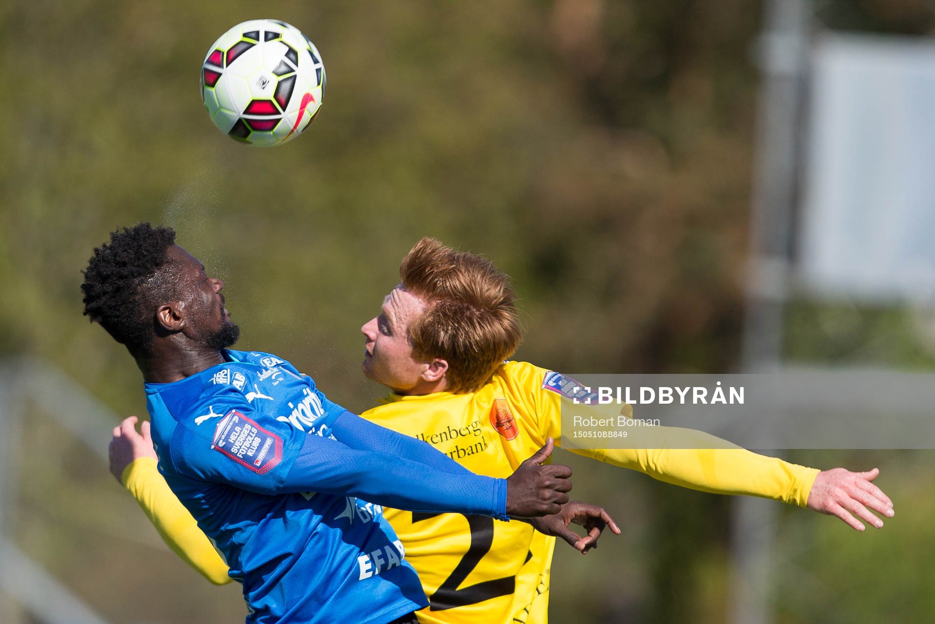 Halmstads King Osei Gyan och Falkenbergs Dan Keat under fotbollsmatchen i Allsvenskan mellan Falkenbergs FF och Halmstads BK den 10 maj 2015 i Falkenberg.