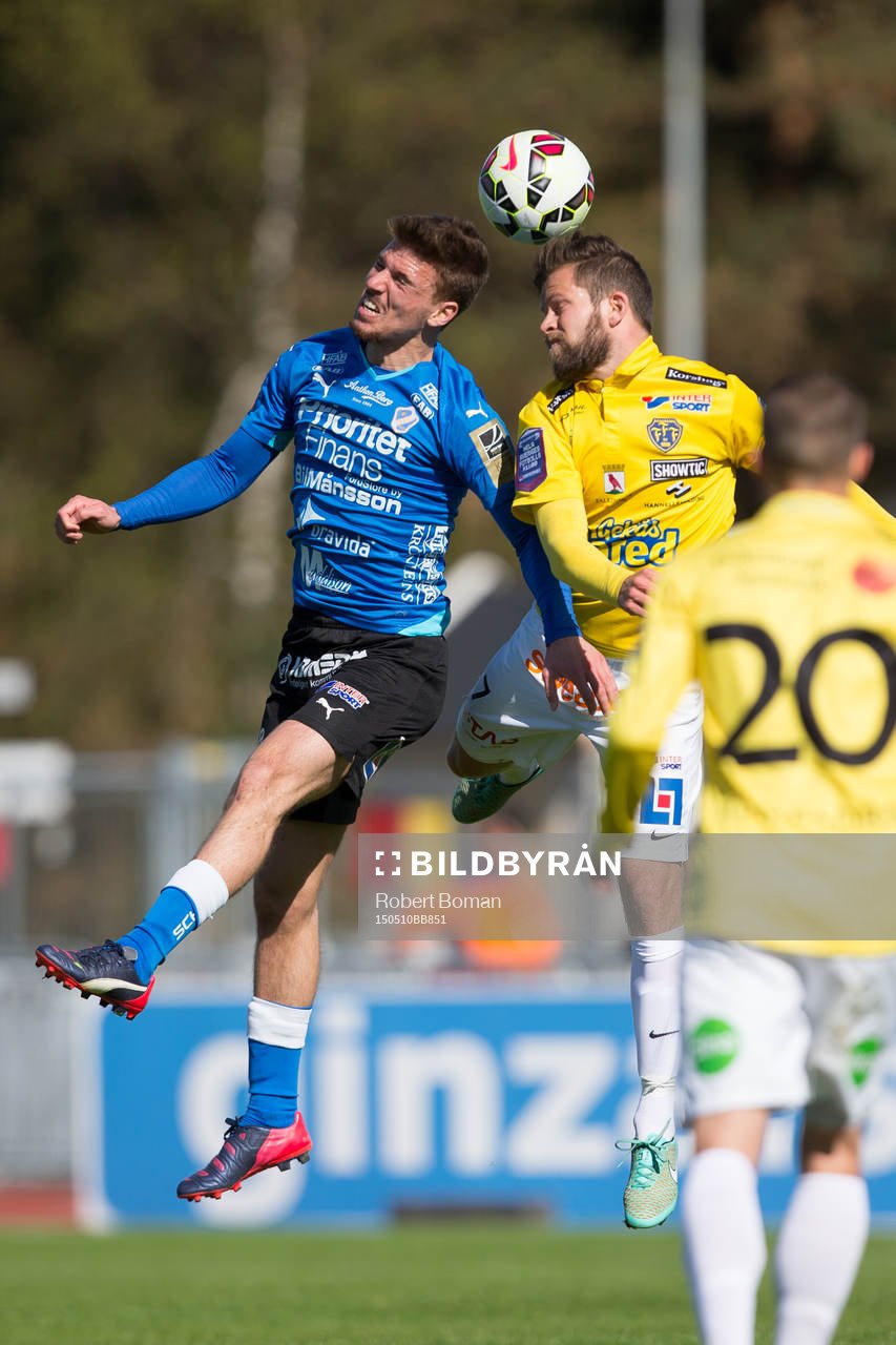 Falkenbergs David Svensson (till höger) i luftduell med en