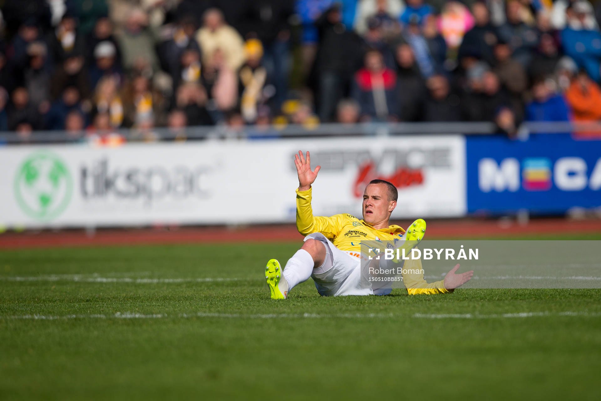 Falkenbergs Calle Wede ligger på marken under fotbollsmatchen i Allsvenskan mellan Falkenbergs FF och Halmstads BK den 10 maj 2015 i Falkenberg.