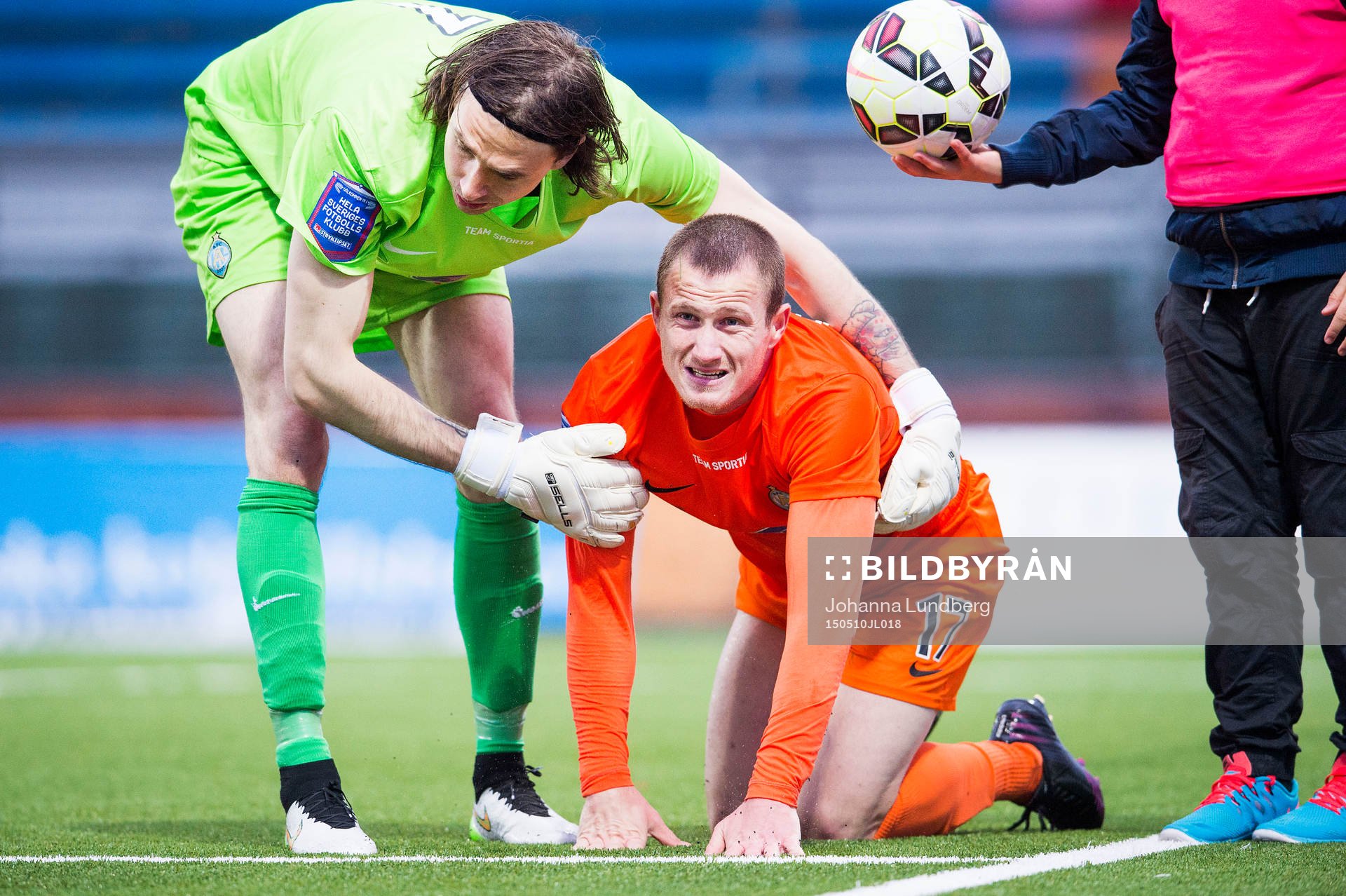 Athletics målvakt Philip Vaitsiakhovich hjälper Danijel