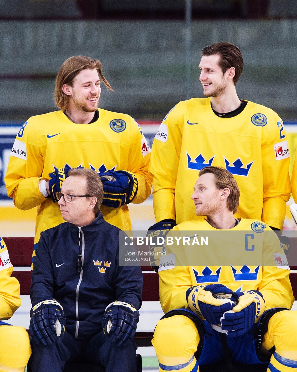 Elias Lindholm och Oliver Ekman Larsson skojar med varandra