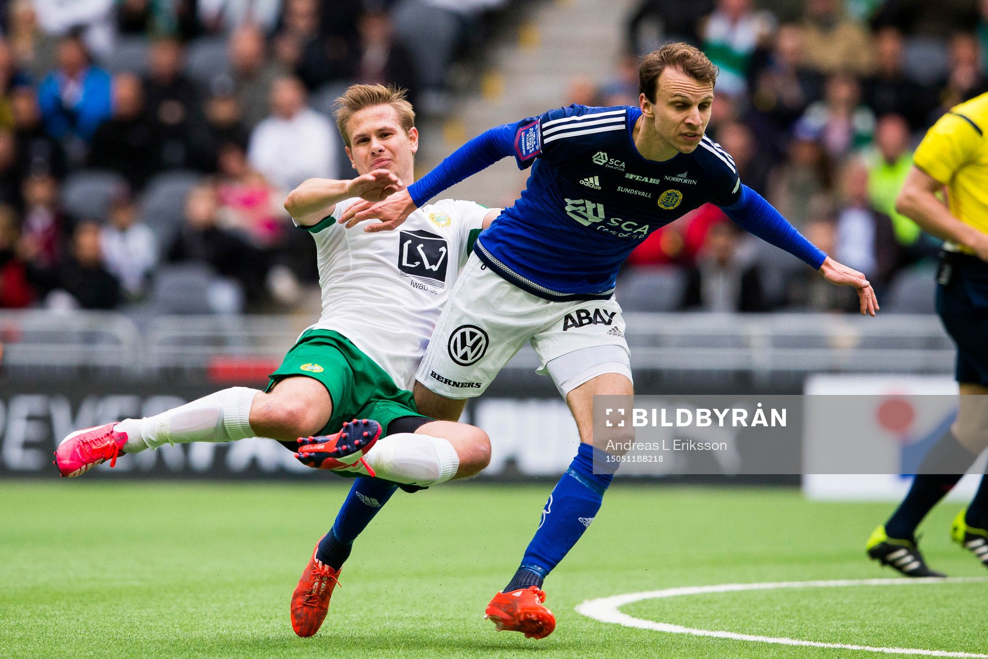 Hammarbys Erik Israelsson får sig en smäll av Sundsvalls