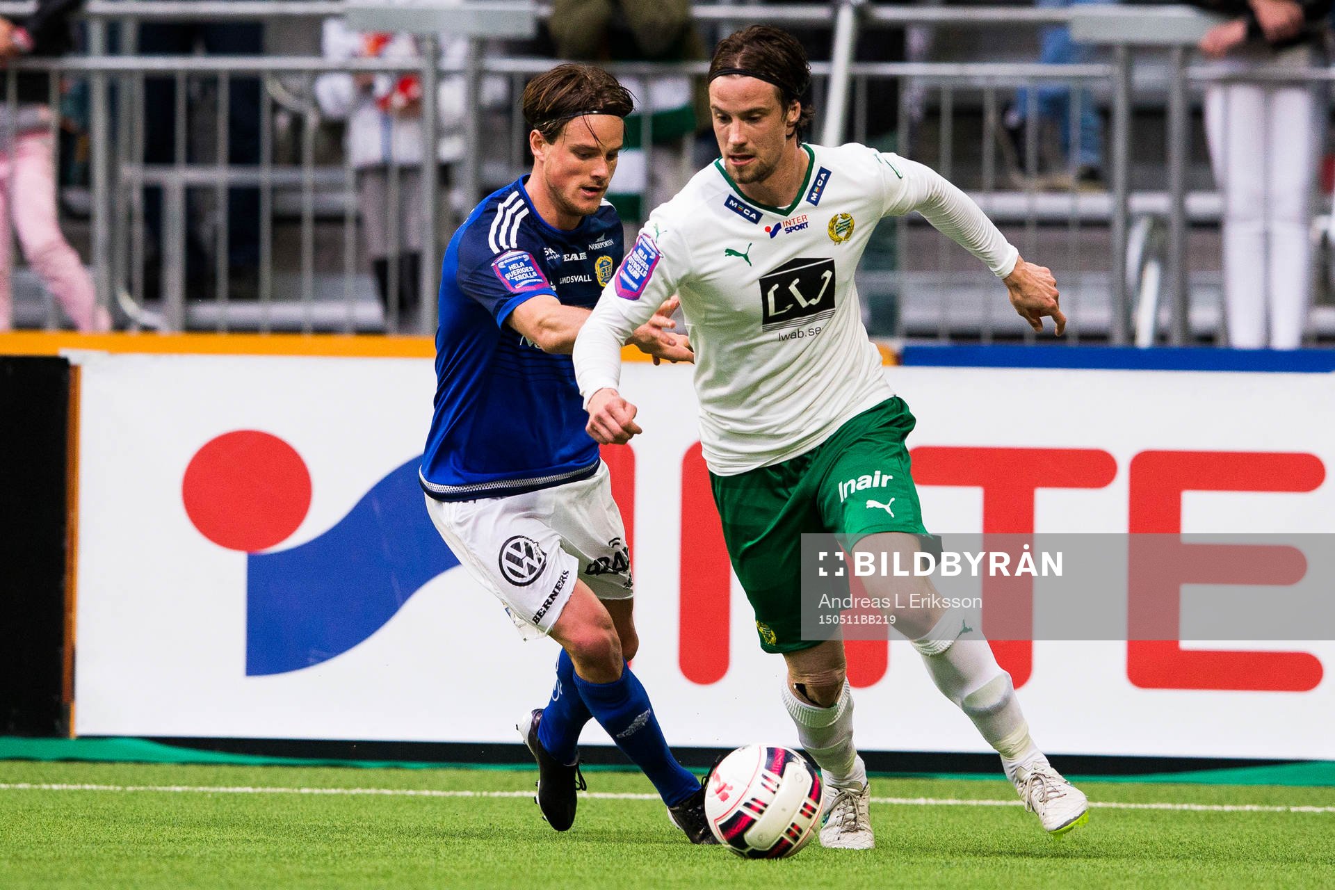 Hammarbys Linus Hallenius jagas av Sundsvalls Eric Larsson