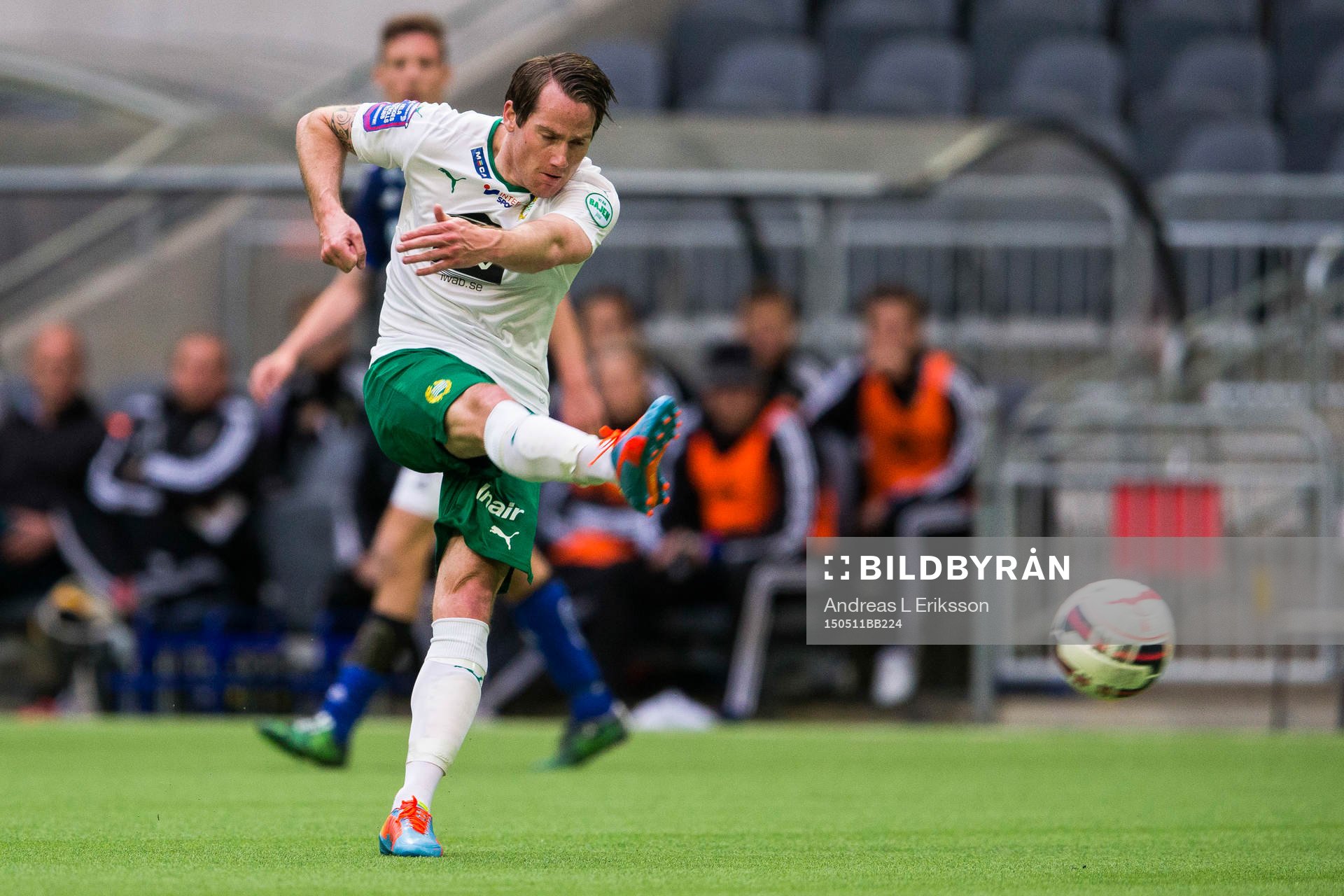 Hammarbys Johan Persson med ett skott under fotbollsmatchen i Allsvenskan mellan Hammarby och Sundsvall den 11 maj 2015 i Stockholm.