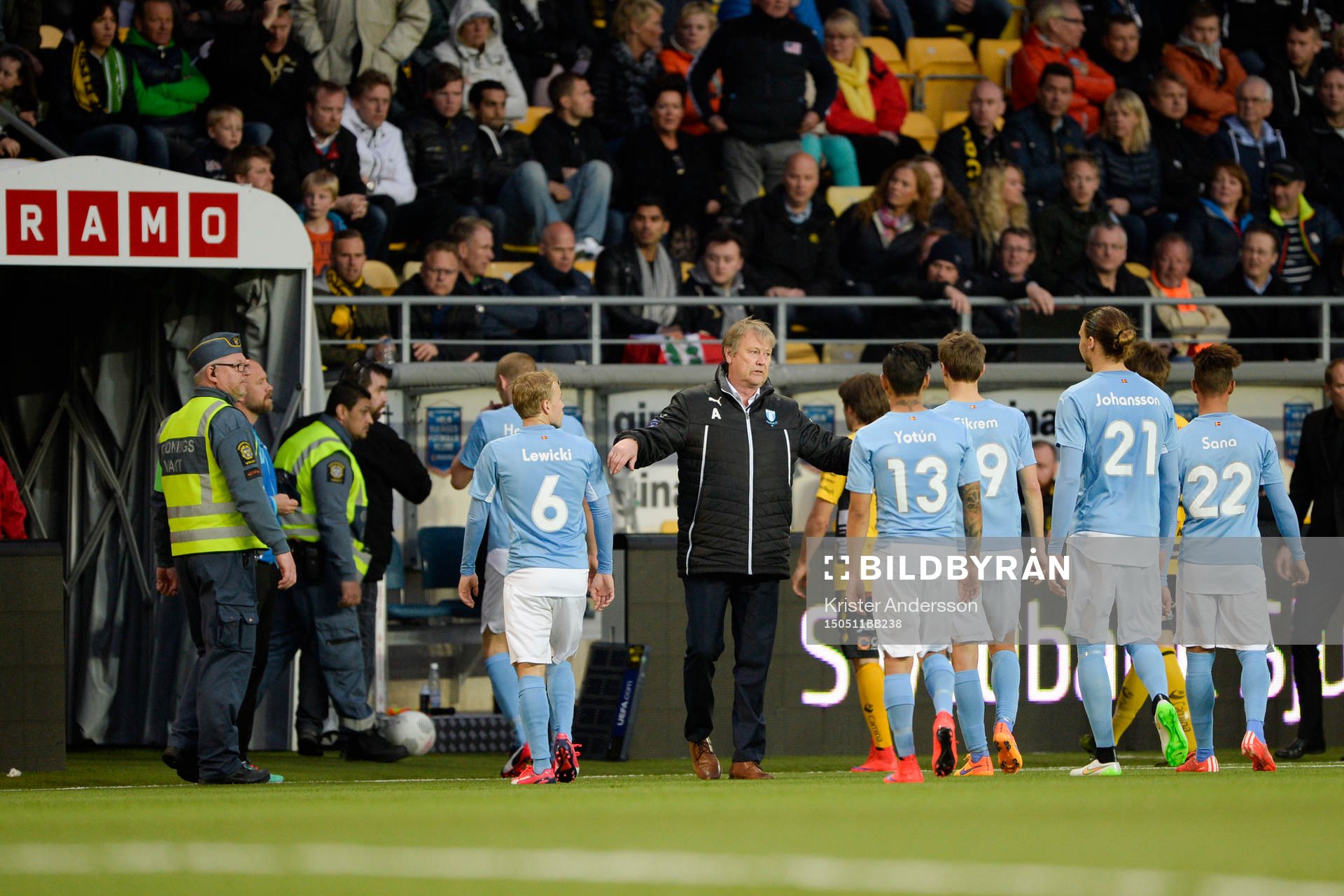 Malmö FFs tränare Åge Hareide kallar på spelarna som