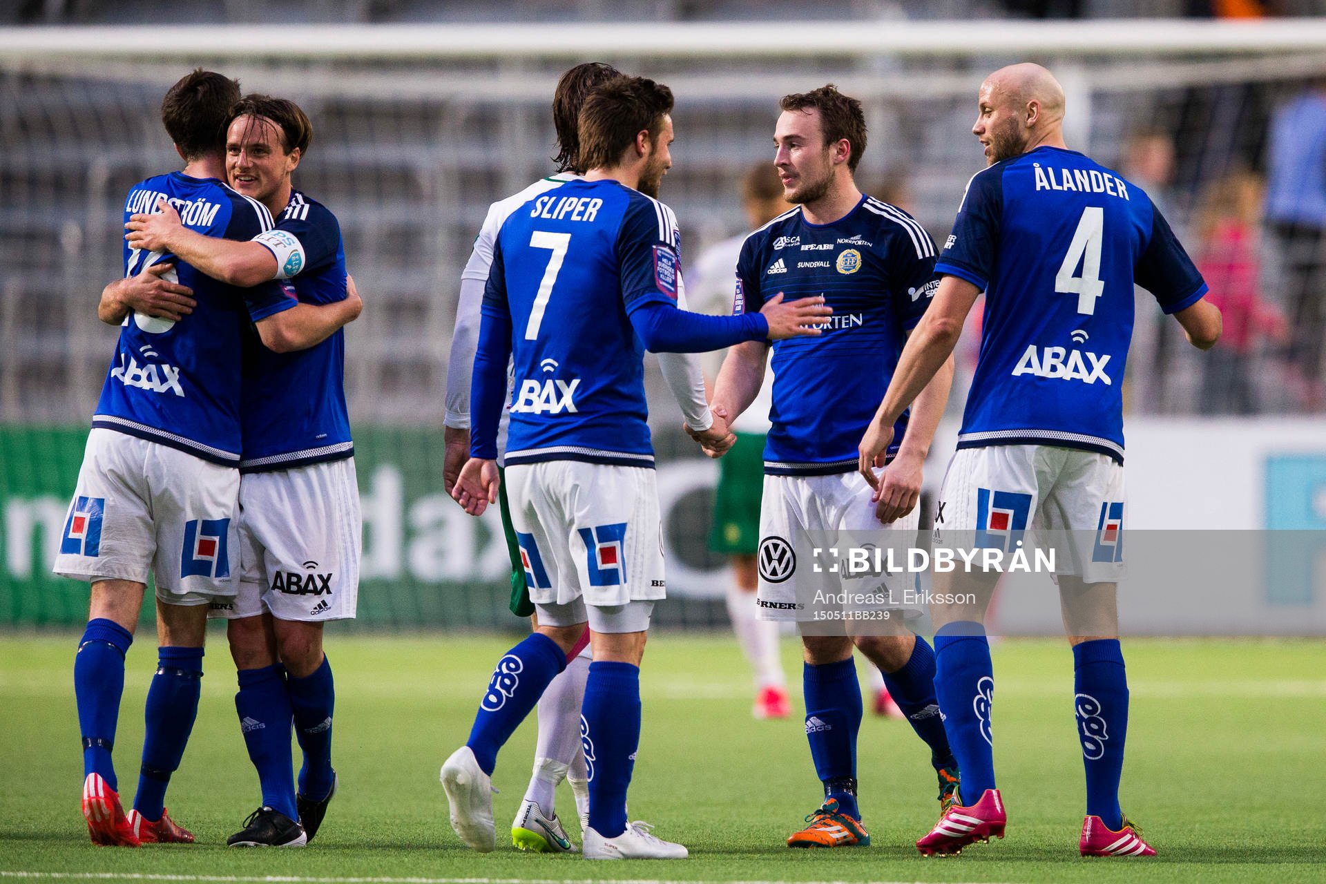 Sundsvalls Daniel Sliper ocu Stefan Ålander gratulerar Rúnar Már Sigurjónsson (m) efter slutsignalen av fotbollsmatchen i Allsvenskan mellan Hammarby och Sundsvall den 11 maj 2015 i Stockholm.