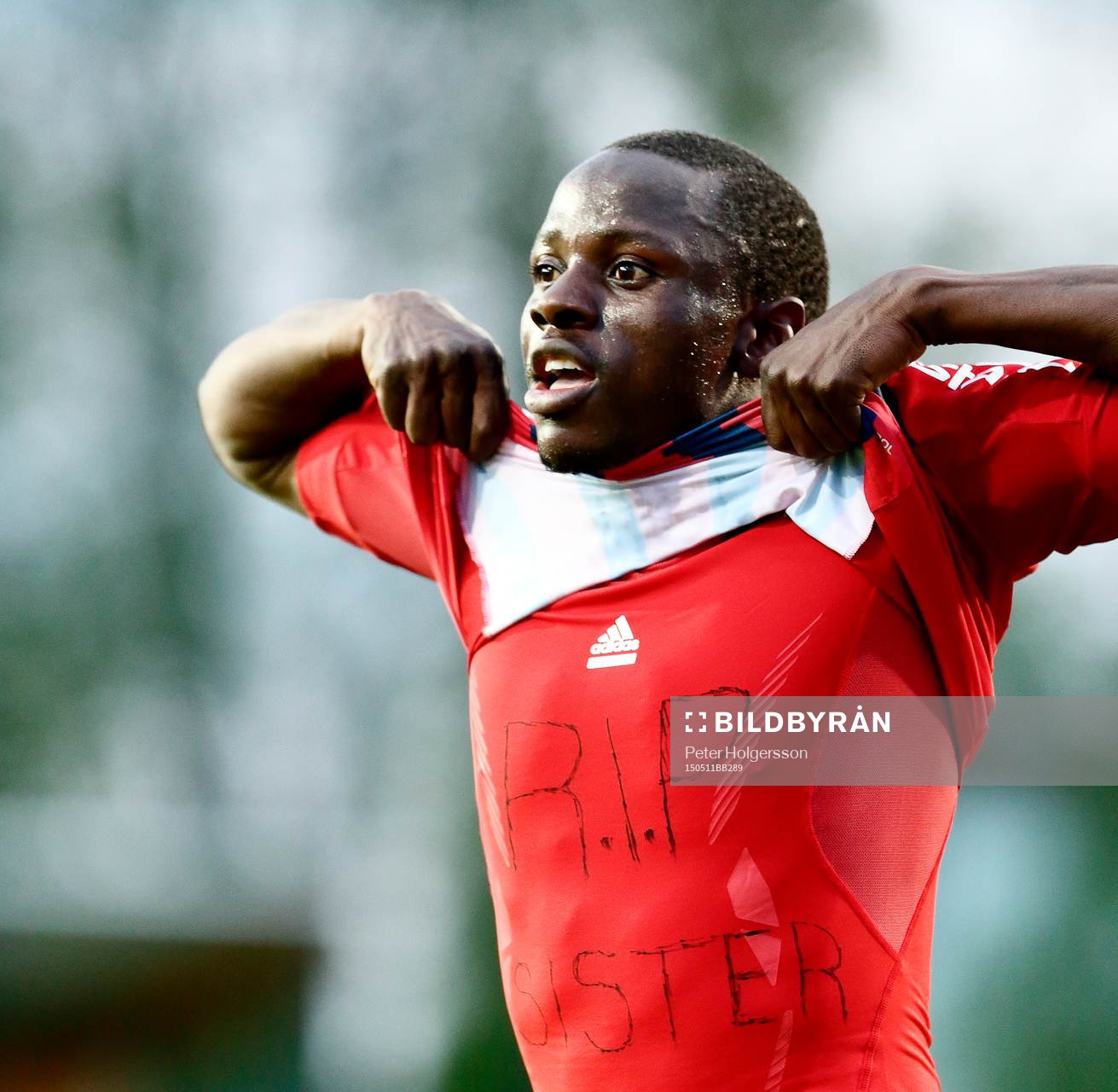 Djurgårdens Nyasha Mushekwi jublar efter mål 2-3 och visar undertröja med texten rest in peace sister under fotbollsmatchen i Allsvenskan mellan Åtvidaberg och Djurgården den 11 maj 2015 i Åtvidaberg.