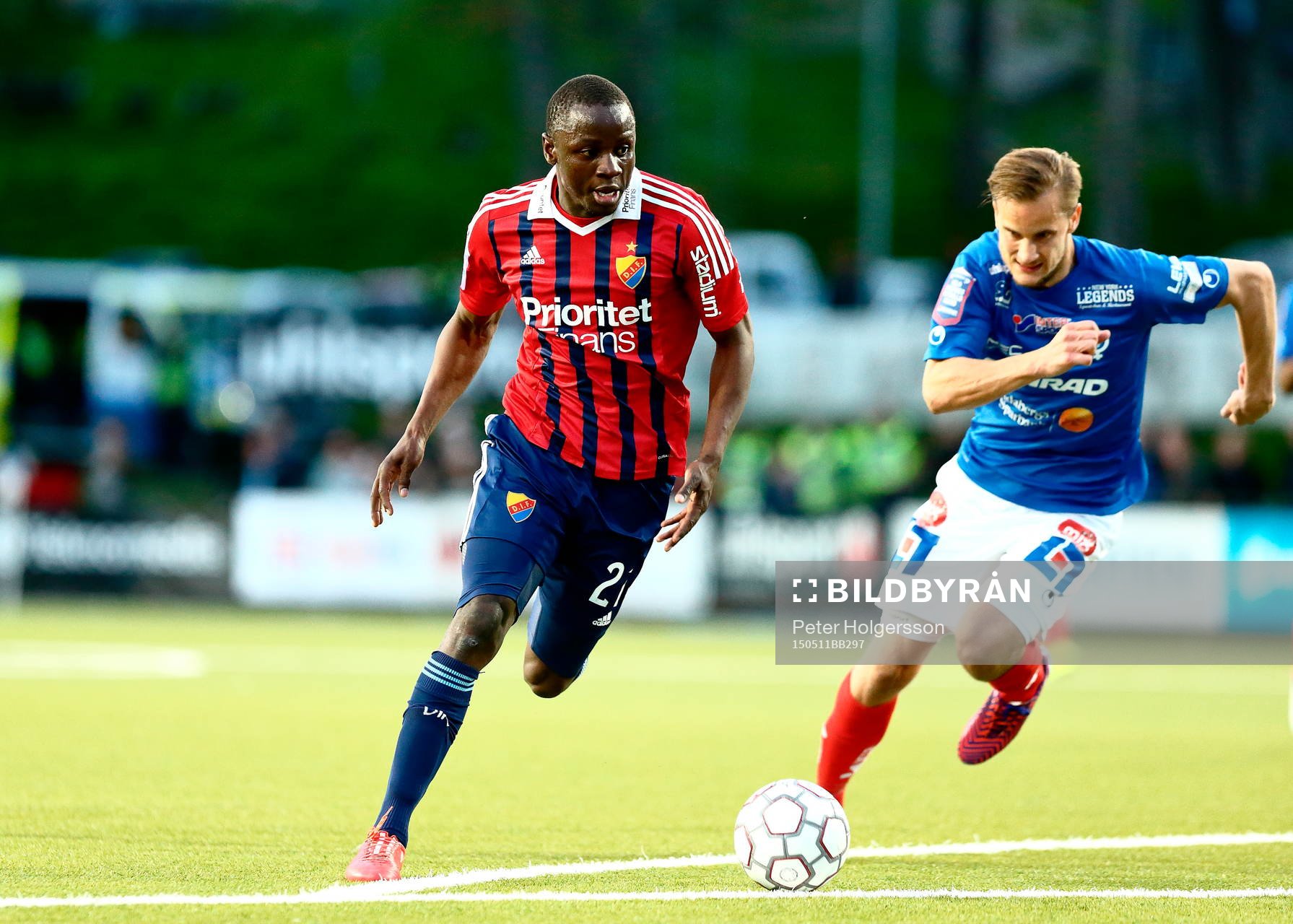 Djurgårdens Nyasha Mushekwi och Åtvidabergs Månz Karlsson under fotbollsmatchen i Allsvenskan mellan Åtvidaberg och Djurgården den 11 maj 2015 i Åtvidaberg.