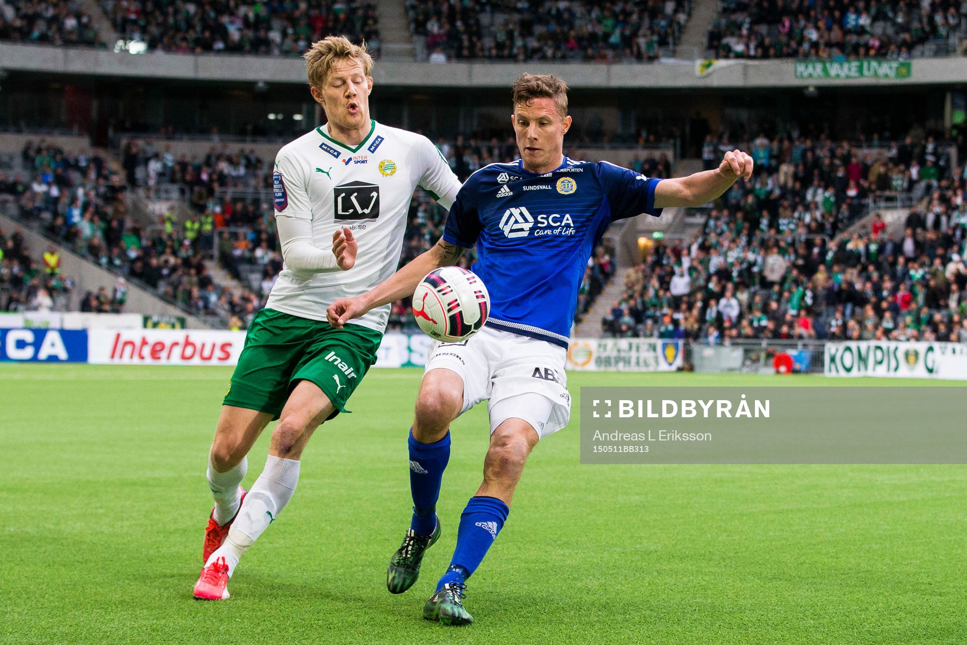 Hammarbys Lars Saetra uppvaktar Sundsvalls Johan Eklund