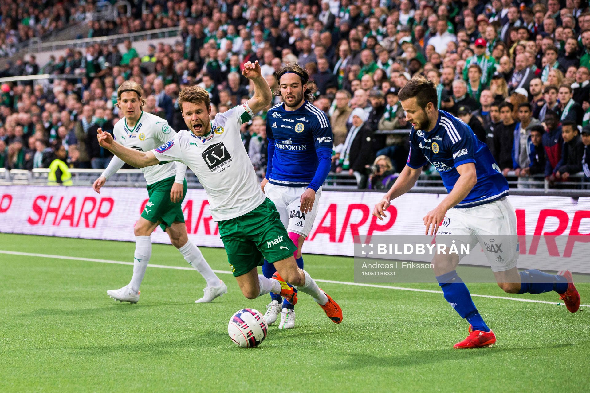 Hammarbys Måns Söderqvist dras omkull av Sundsvalls