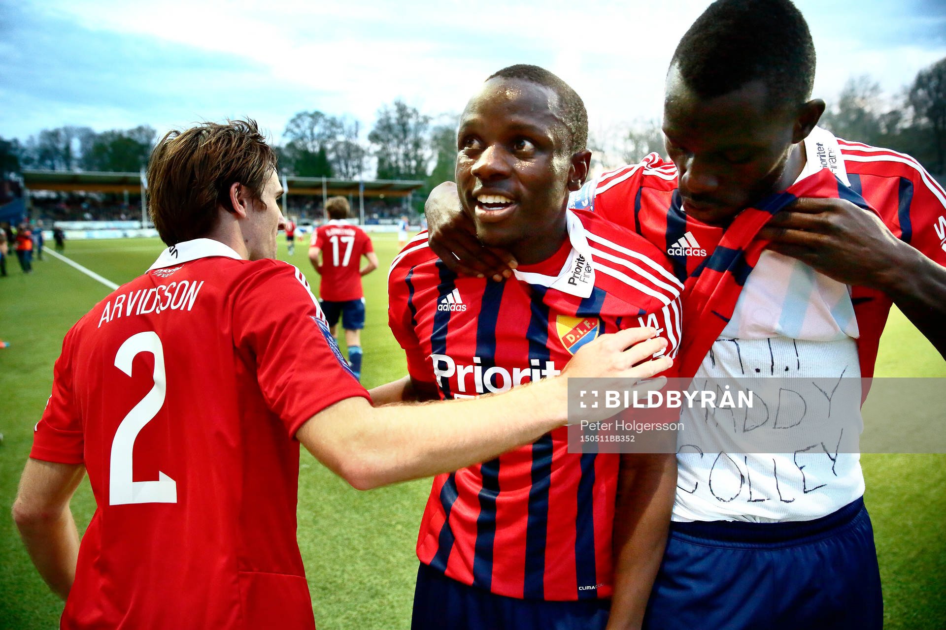 Djurgårdens Nyasha Mushekwi och Omar Colley jublar