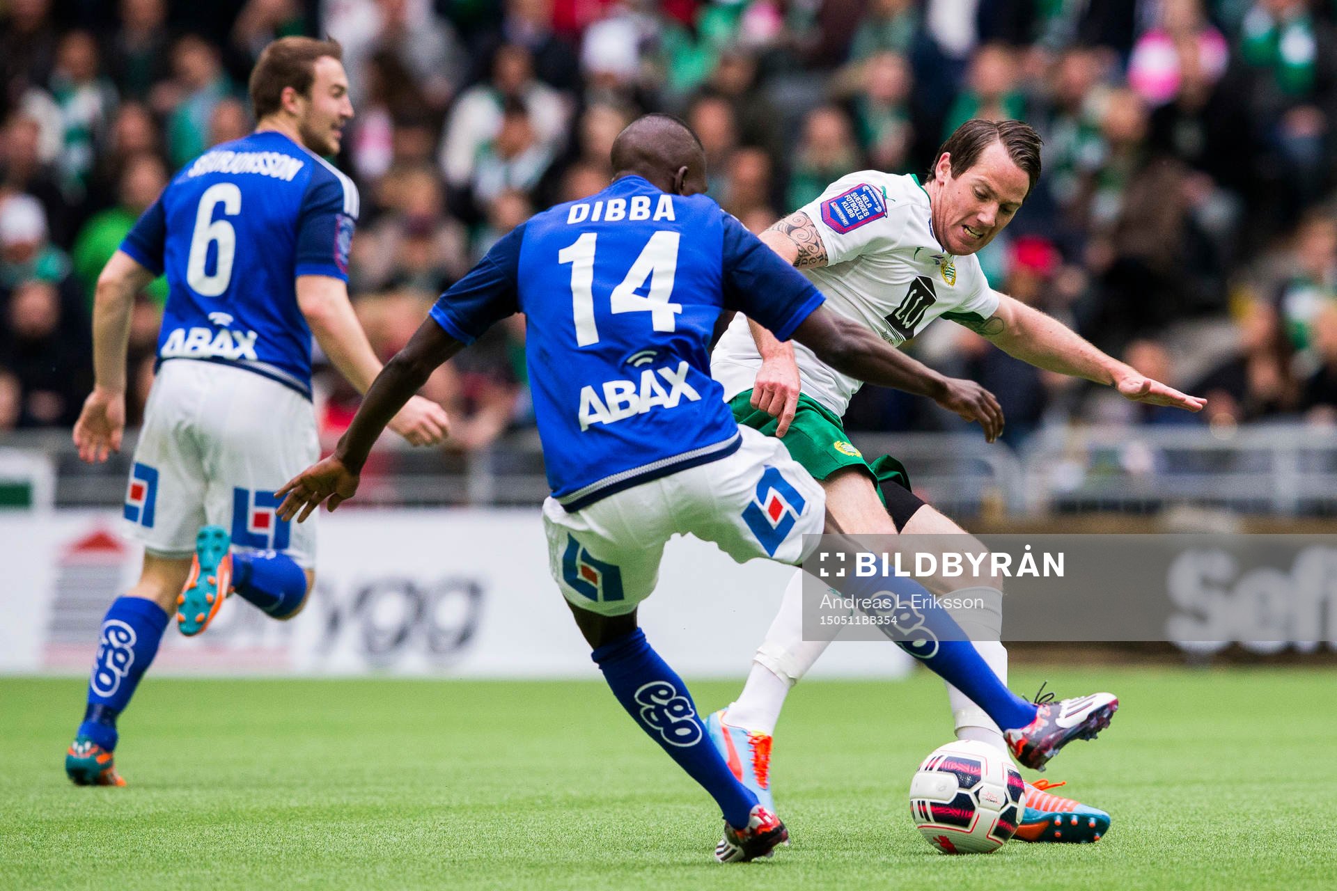 Sundsvalls Pa Amat Dibba i kamp om bollen med Hammarbys