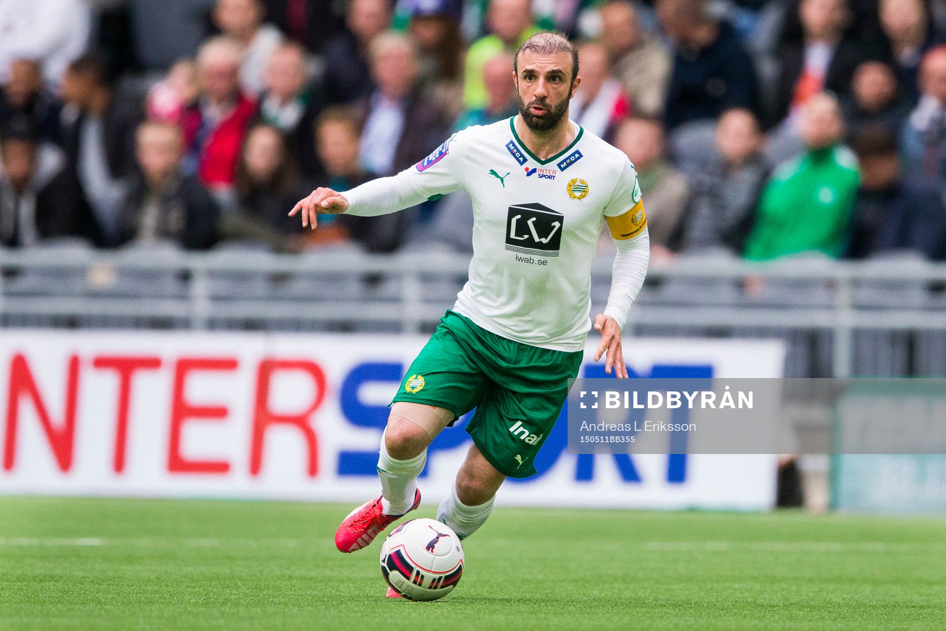 Hammarbys Kennedy Bakircioglu med bollen