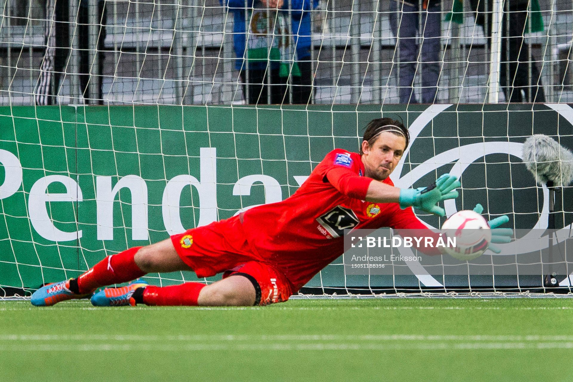 Hammarbys målvakt Johannes Hopf med en räddning