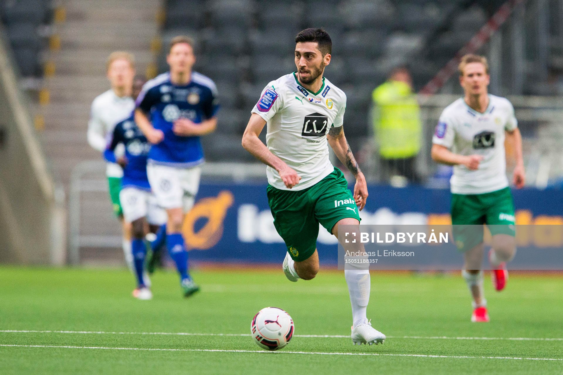 Hammarbys Nahir Besara med bollen