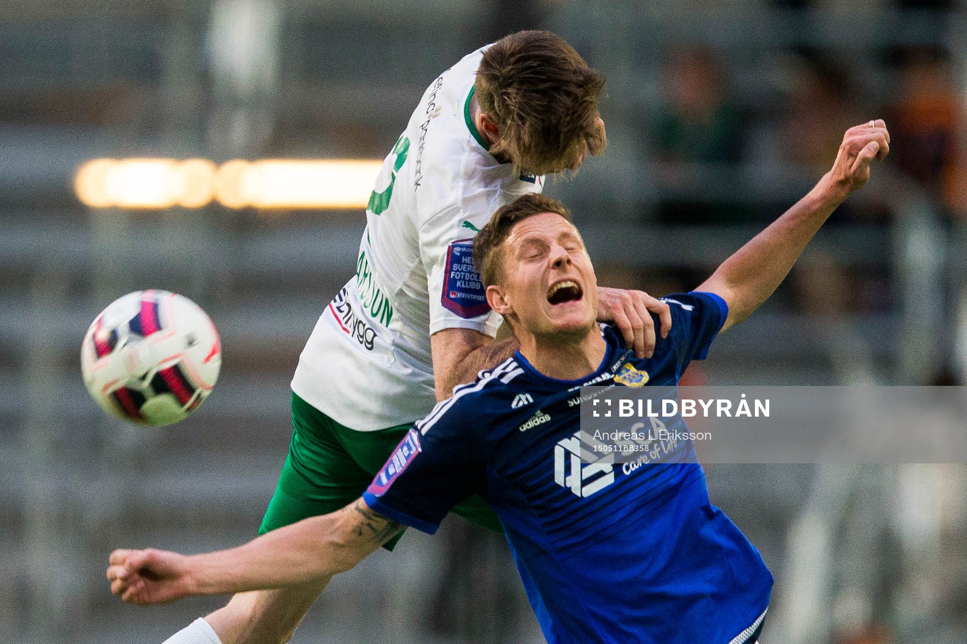 Hammarbys Birkir Már Saevarsson i en nickduell med