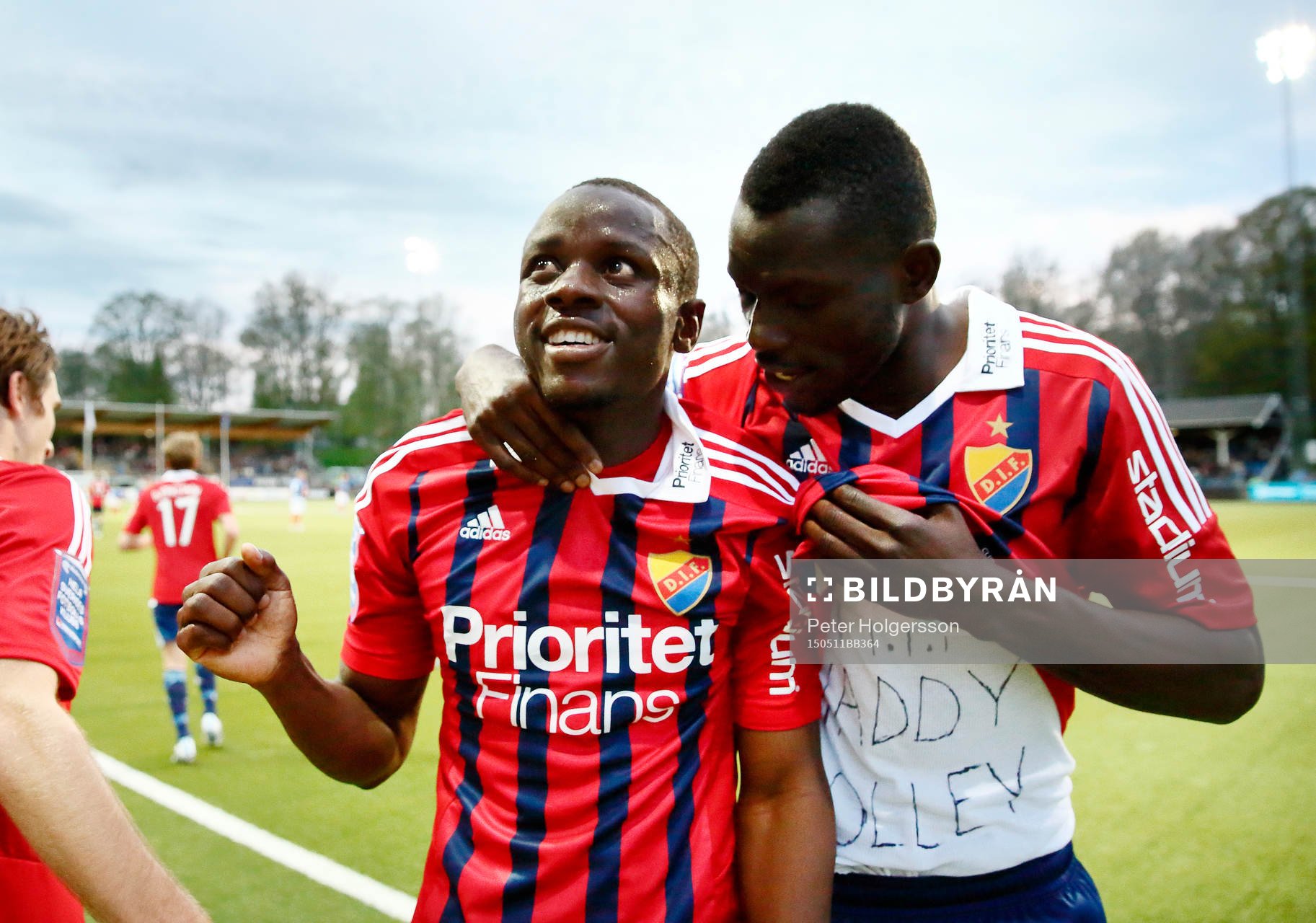 Djurgårdens Nyasha Mushekwi och Omar Colley jublar