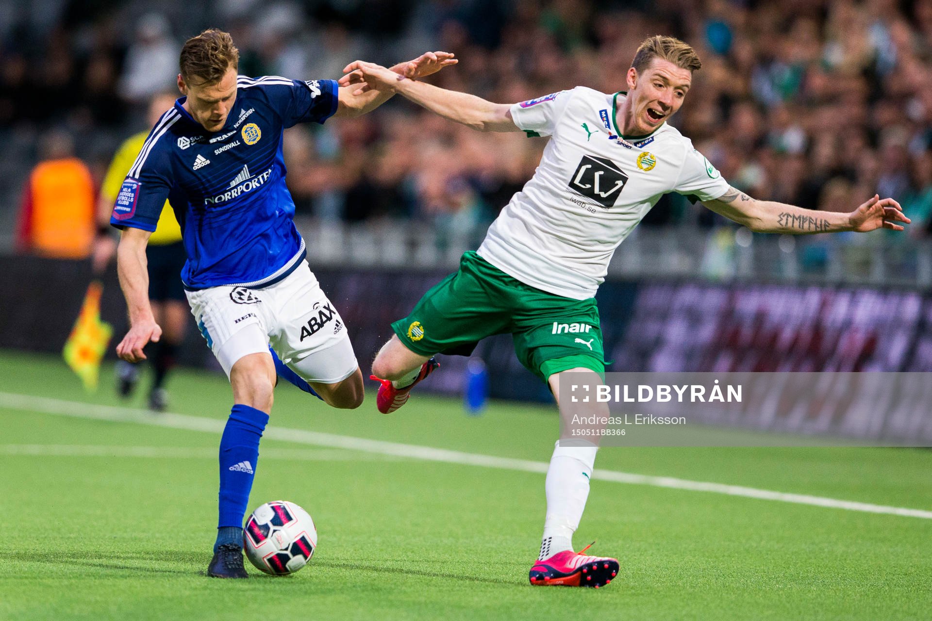 Sundsvalls Leo Englund trycker undan Hammarbys Birkir Már