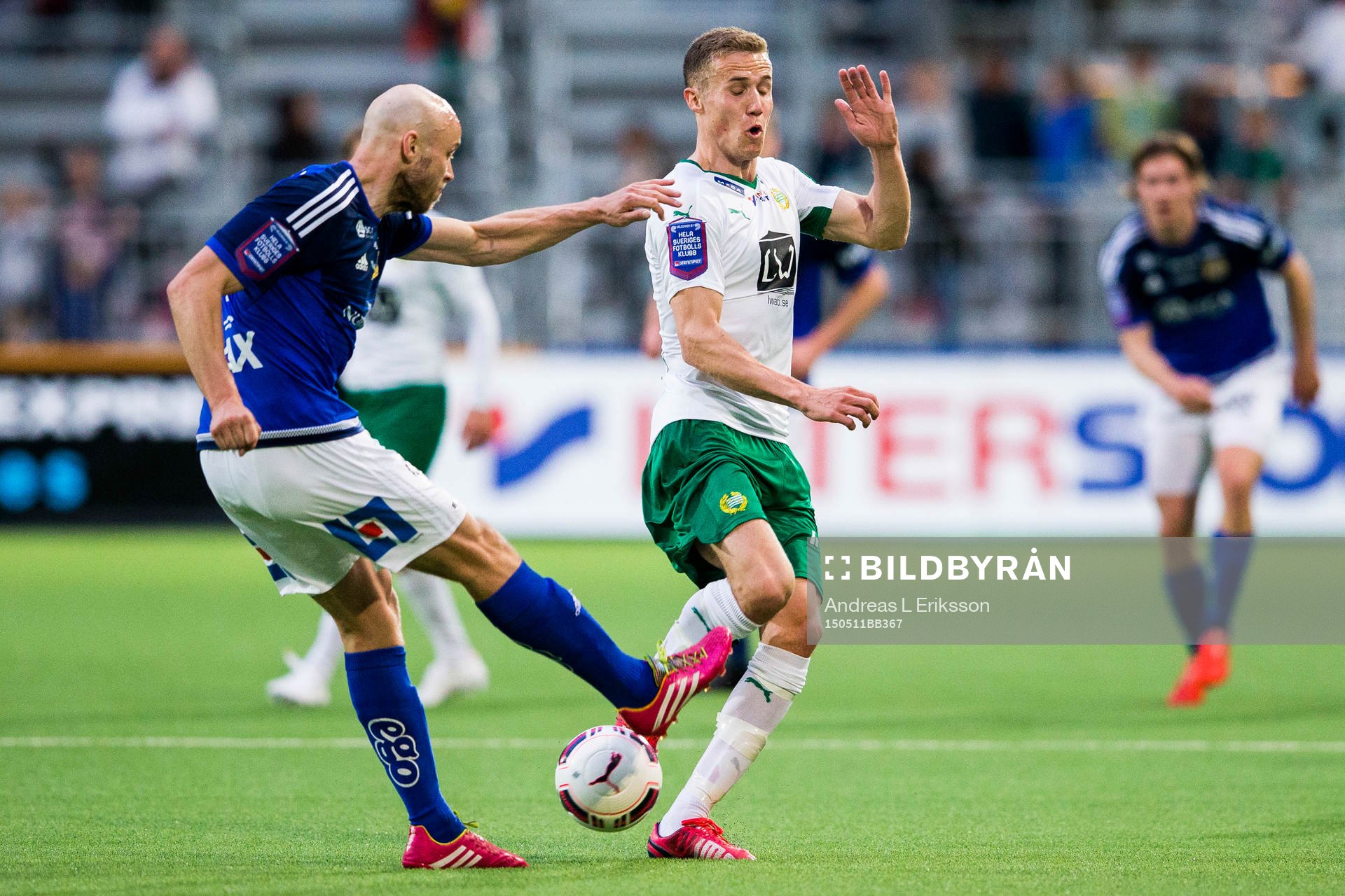 Sundsvalls Stefan Ålander rensar undan bollen framför Hammarbys Fredrik Torsteinbö under fotbollsmatchen i Allsvenskan mellan Hammarby och Sundsvall den 11 maj 2015 i Stockholm.